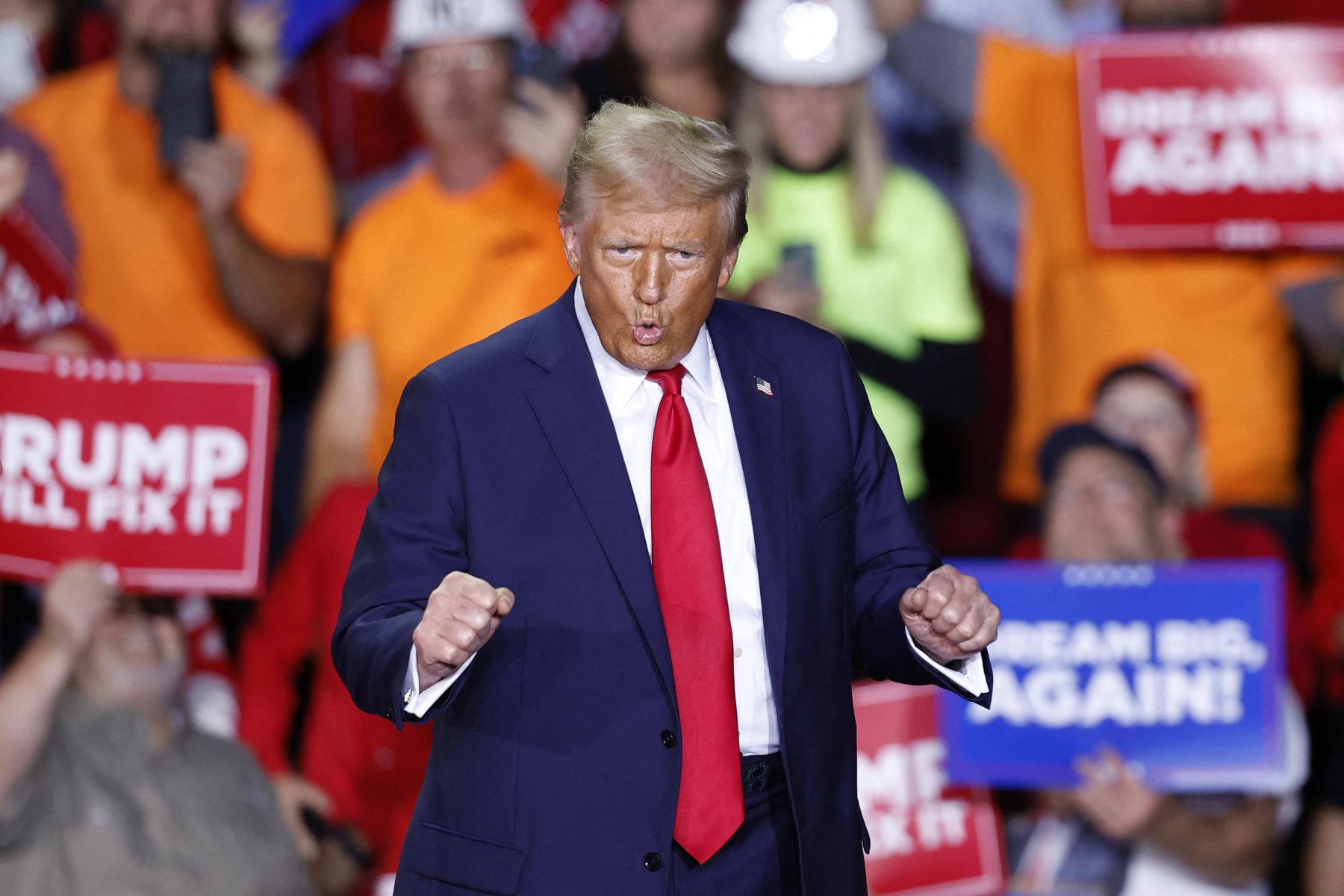 El ex presidente de Estados Unidos y candidato presidencial republicano Donald Trump baila mientras camina por el escenario durante un mitin de campaña en Van Andel Arena en Grand Rapids, Michigan. Foto: AFP