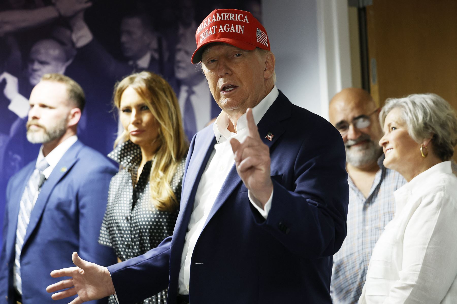 El expresidente Donald Trump, candidato presidencial republicano, agradece a su personal en la sede de su campaña el día de las elecciones, el 5 de noviembre de 2024, en West Palm Beach, Florida. Trump y su esposa Melania Trump emitieron sus votos en un lugar de votación en el Centro Recreativo Morton y Barbara Mandel ese mismo día. AFP