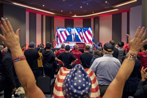 Simpatizantes de Donald Trump celebran el triunfo del candidato republicano y su retorno a la Casa Blanca