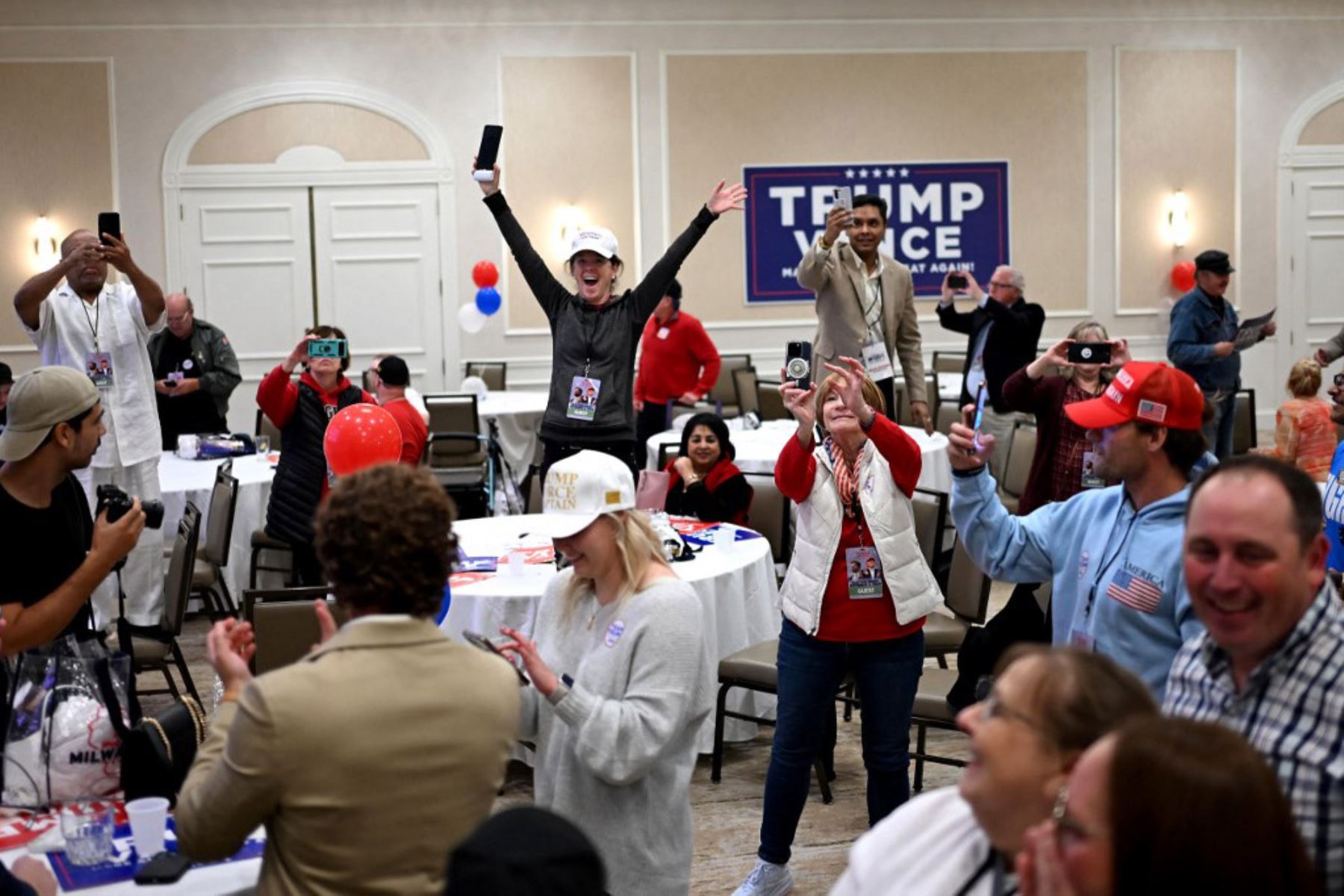 Los partidarios del ex presidente estadounidense y candidato presidencial republicano Donald Trump reaccionan ante los resultados electorales en una fiesta de observación republicana en el Hotel Ingleside en Pewaukee, Wisconsin. Foto: AFP