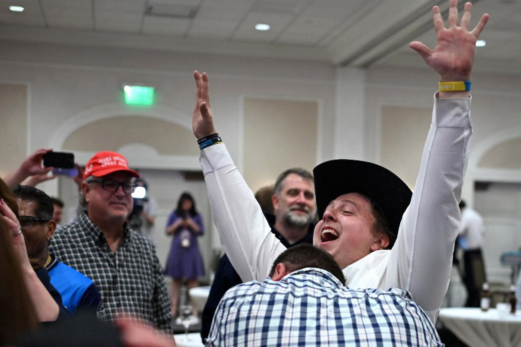 Los partidarios del ex presidente estadounidense y candidato presidencial republicano Donald Trump reaccionan ante los resultados electorales en una fiesta de observación republicana en el Hotel Ingleside en Pewaukee, Wisconsin. Foto: AFP