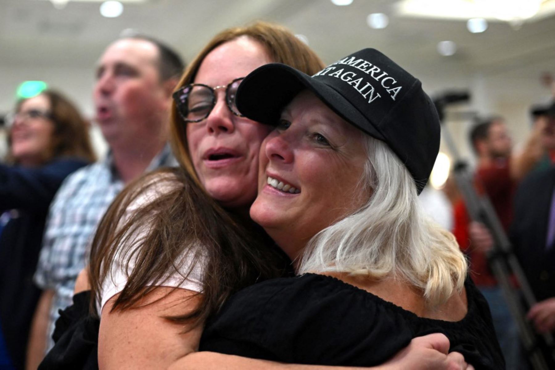 Los partidarios del ex presidente estadounidense y candidato presidencial republicano Donald Trump reaccionan ante los resultados electorales en una fiesta de observación republicana en el Hotel Ingleside en Pewaukee, Wisconsin. Foto: AFP