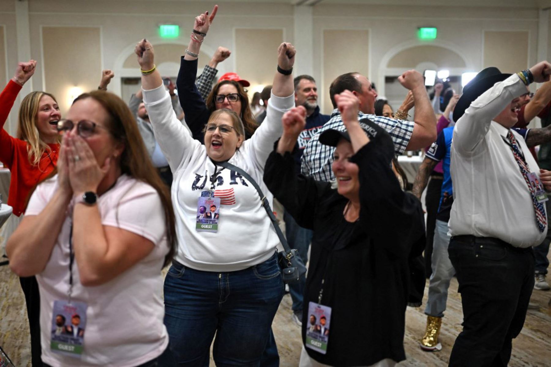 Los partidarios del ex presidente estadounidense y candidato presidencial republicano Donald Trump reaccionan ante los resultados electorales en una fiesta de observación republicana en el Hotel Ingleside en Pewaukee, Wisconsin. Foto: AFP