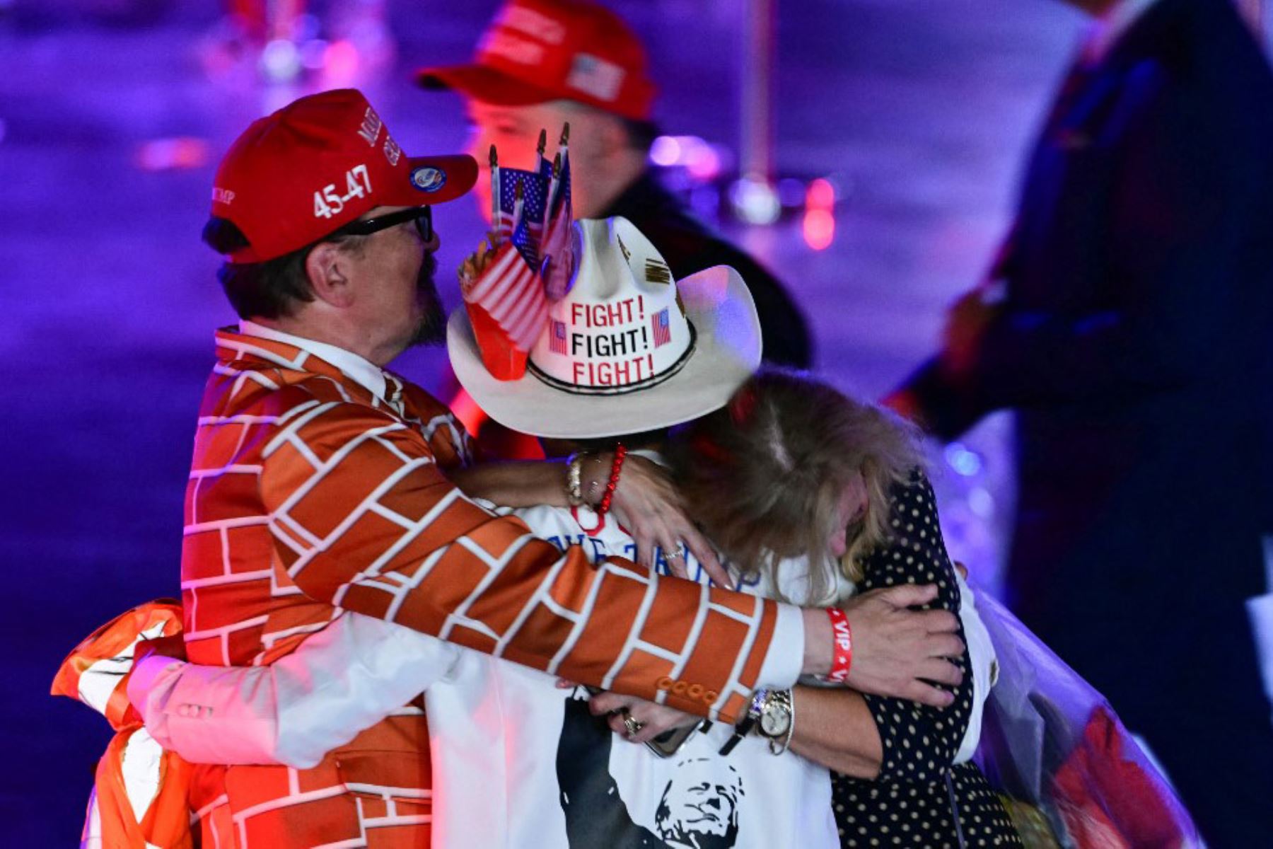 Blake Marnell viste su traje de pared mientras celebra los resultados de las elecciones en un evento de la noche electoral con el ex presidente de los Estados Unidos y candidato presidencial republicano Donald Trump en el Centro de Convenciones de West Palm Beach en West Palm Beach, Florida. Foto: AFP