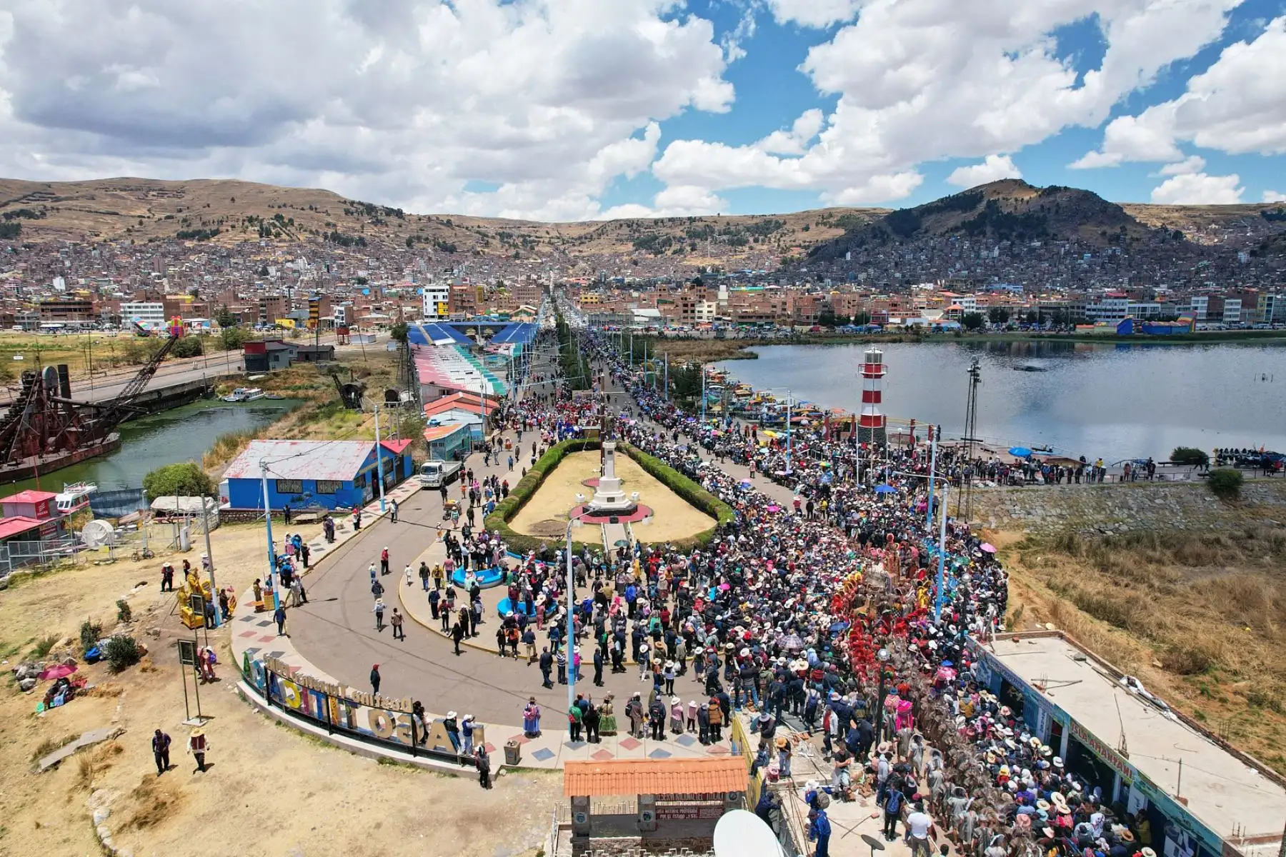 Durante la ceremonia central en el estadio, Apaza pronosticó un año agrícola favorable para Puno, observando los signos recogidos en la ofrenda a la madre tierra, Pachamama. La presencia de lluvias durante la travesía en el lago fue interpretada como un buen augurio para la siembra y la cosecha de productos de pan llevar. Foto: Alberto Alejo Durante la ceremonia central en el estadio, Apaza pronosticó un año agrícola favorable para Puno, observando los signos recogidos en la ofrenda a la madre tierra, Pachamama. La presencia de lluvias durante la travesía en el lago fue interpretada como un buen augurio para la siembra y la cosecha de productos de pan llevar. Foto: Alberto Alejo