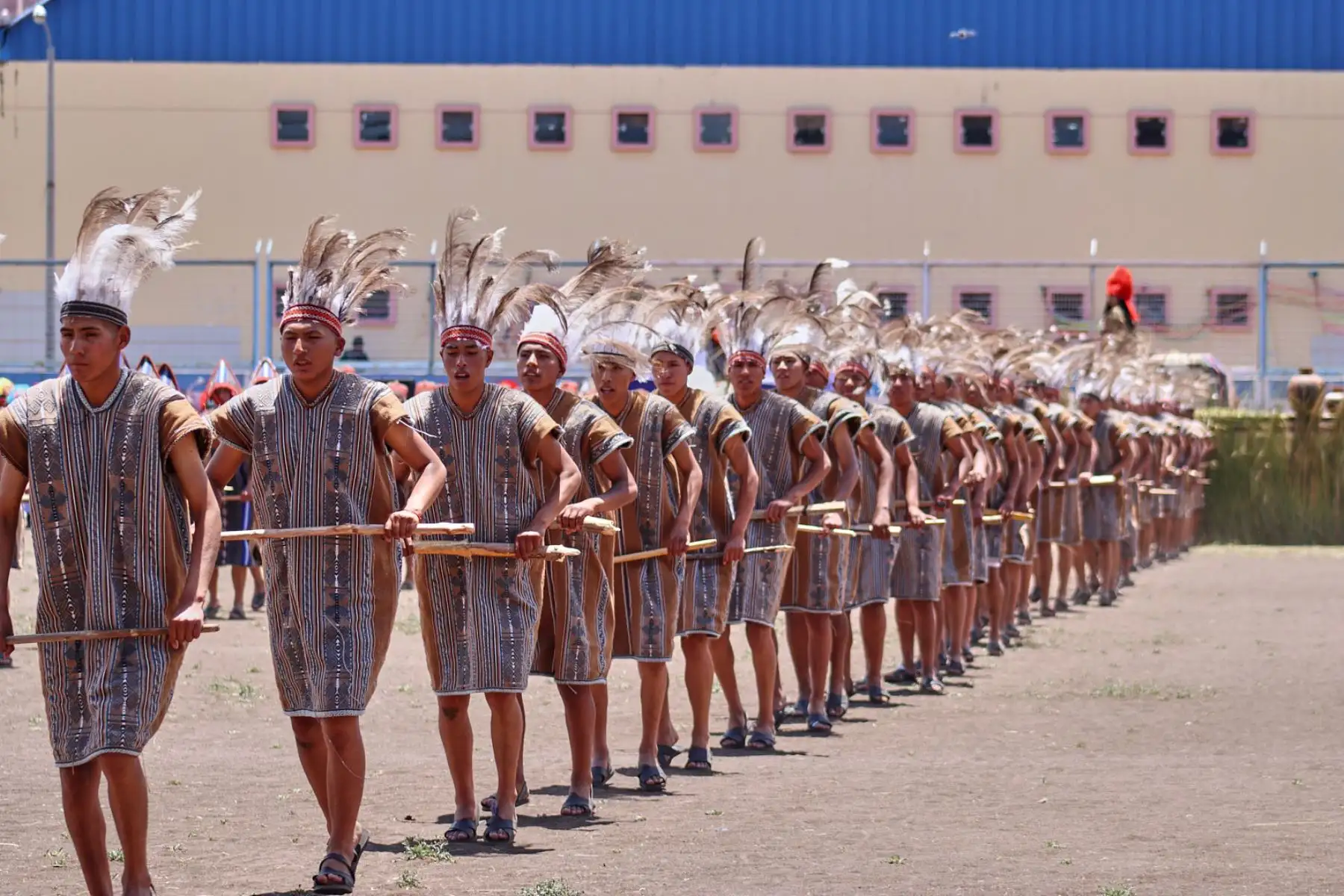 Durante la ceremonia central en el estadio, Apaza pronosticó un año agrícola favorable para Puno, observando los signos recogidos en la ofrenda a la madre tierra, Pachamama. La presencia de lluvias durante la travesía en el lago fue interpretada como un buen augurio para la siembra y la cosecha de productos de pan llevar. Foto: Alberto Alejo Durante la ceremonia central en el estadio, Apaza pronosticó un año agrícola favorable para Puno, observando los signos recogidos en la ofrenda a la madre tierra, Pachamama. La presencia de lluvias durante la travesía en el lago fue interpretada como un buen augurio para la siembra y la cosecha de productos de pan llevar. Foto: Alberto Alejo
