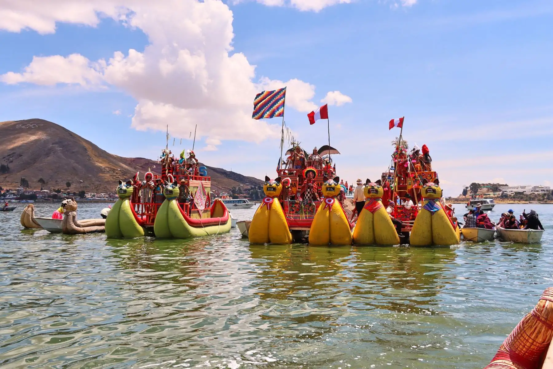 Antes de iniciar el recorrido desde las islas flotantes de los Uros, la pareja mítica y su séquito realizaron una ceremonia sagrada de ofrenda a "mama qhota" (madre lago). La ceremonia, liderada por un sabio andino, buscó conectar con la cosmovisión ancestral que honra a los elementos naturales, al igual que lo hacían sus antepasados. Foto: Alberto Alejo Antes de iniciar el recorrido desde las islas flotantes de los Uros, la pareja mítica y su séquito realizaron una ceremonia sagrada de ofrenda a "mama qhota" (madre lago). La ceremonia, liderada por un sabio andino, buscó conectar con la cosmovisión ancestral que honra a los elementos naturales, al igual que lo hacían sus antepasados. Foto: Alberto Alejo
