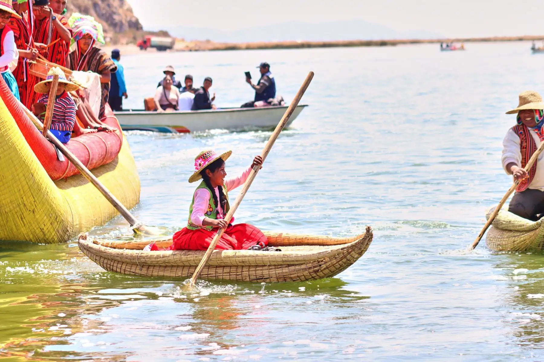 Antes de iniciar el recorrido desde las islas flotantes de los Uros, la pareja mítica y su séquito realizaron una ceremonia sagrada de ofrenda a "mama qhota" (madre lago). La ceremonia, liderada por un sabio andino, buscó conectar con la cosmovisión ancestral que honra a los elementos naturales, al igual que lo hacían sus antepasados. Foto: Alberto Alejo Antes de iniciar el recorrido desde las islas flotantes de los Uros, la pareja mítica y su séquito realizaron una ceremonia sagrada de ofrenda a "mama qhota" (madre lago). La ceremonia, liderada por un sabio andino, buscó conectar con la cosmovisión ancestral que honra a los elementos naturales, al igual que lo hacían sus antepasados. Foto: Alberto Alejo