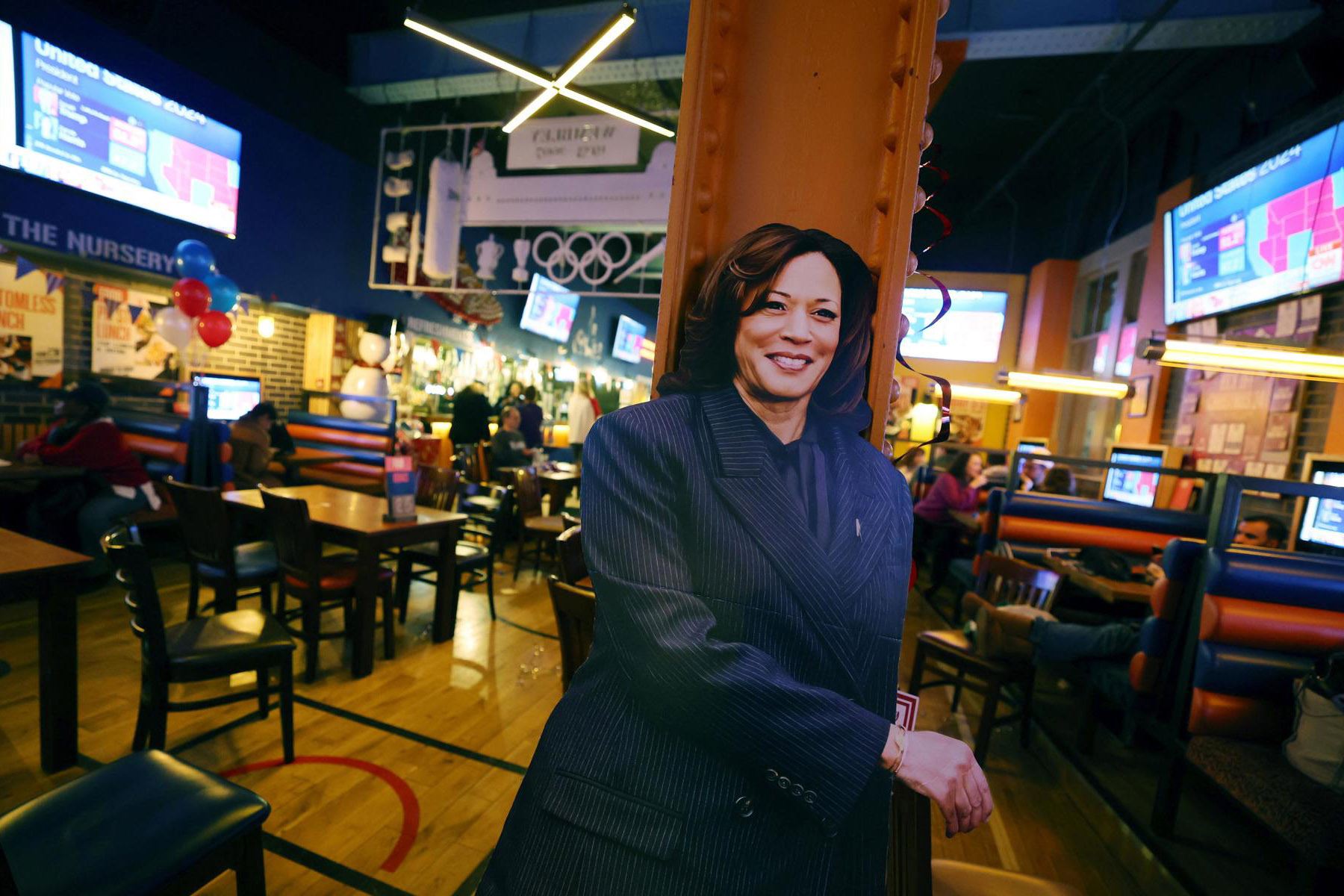 Un recorte de cartón de la vicepresidenta Kamala Harris está solo en una fiesta vacía de vigilancia electoral de los Demócratas del Reino Unido en el extranjero en un bar deportivo en Londres, Gran Bretaña. Foto: AFP