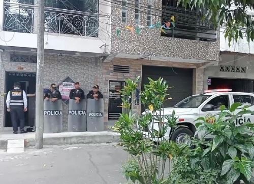 Agentes especializados de la Policía Nacional y del Ministerio Público ejecutaron un operativo en Iquitos para allanar la casa de un hacker acusado de robo de S/ 2 millones de cuentas bancarias de ciudadanos chilenos.