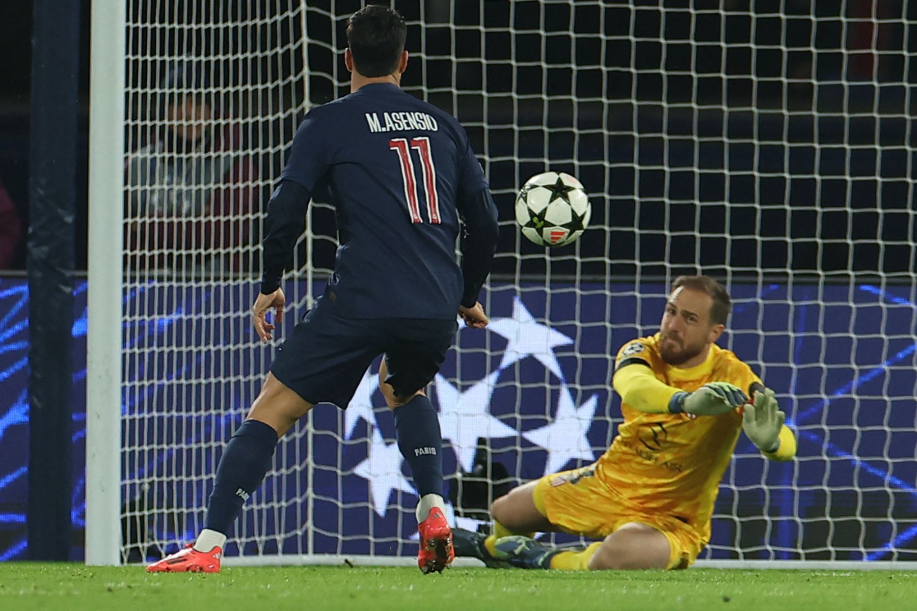 El portero esloveno del Atlético de Madrid Jan Oblak detiene el balón durante la fase de Liga de Campeones de la UEFA, jornada 4, partido de fútbol entre el Paris Saint-Germain (PSG) y el Atlético de Madrid. AFP