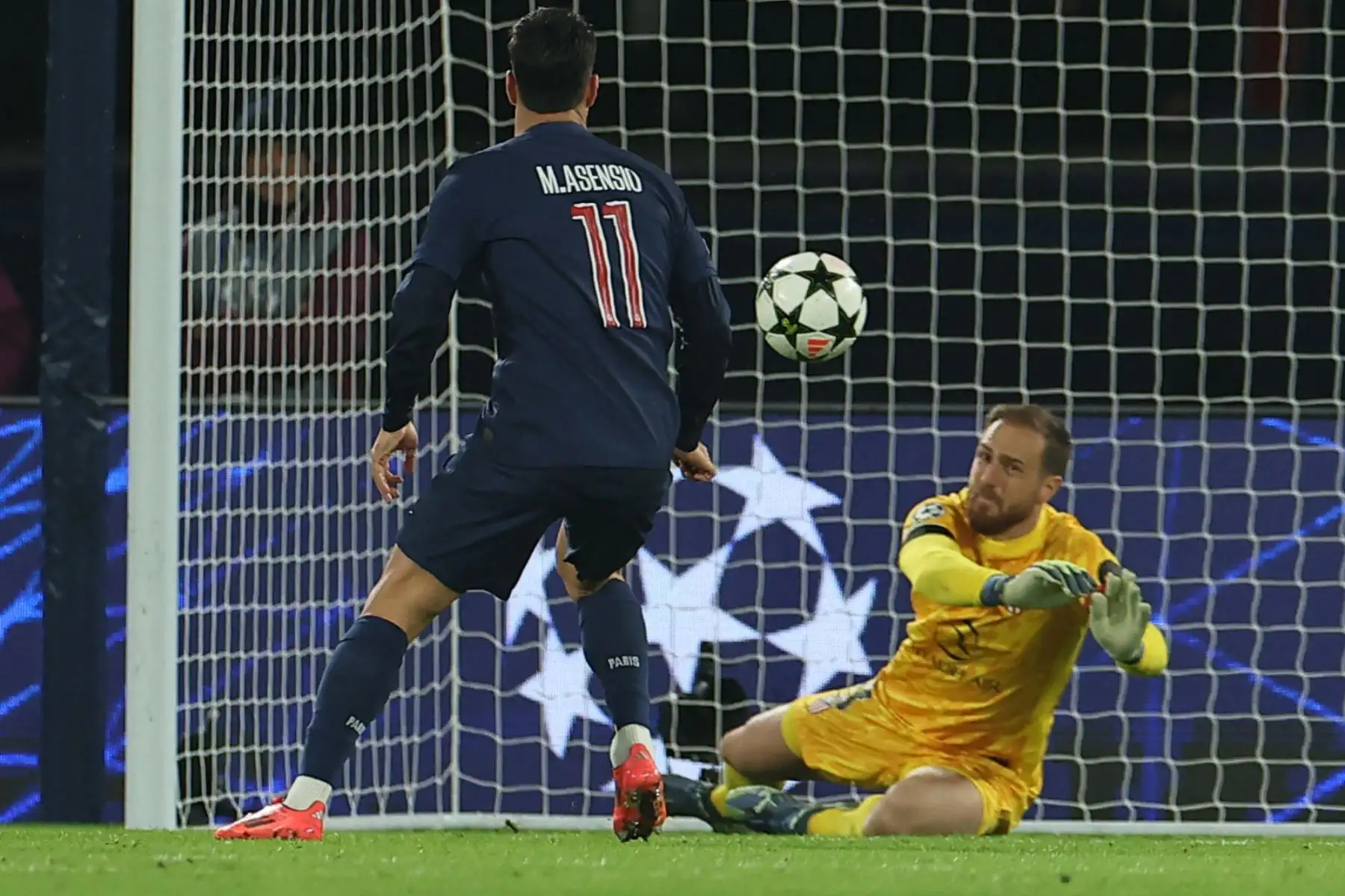 El portero esloveno del Atlético de Madrid Jan Oblak detiene el balón durante la fase de Liga de Campeones de la UEFA, jornada 4, partido de fútbol entre el Paris Saint-Germain (PSG) y el Atlético de Madrid. AFP