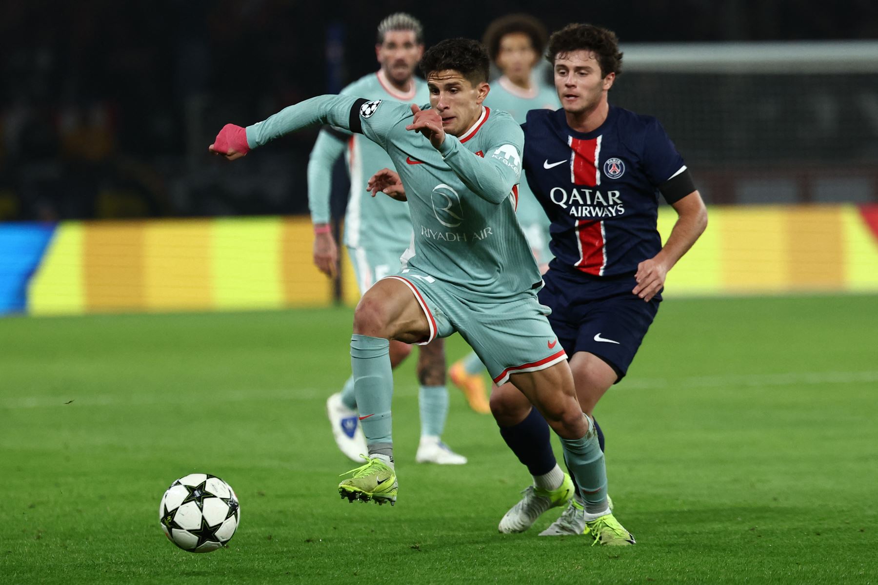 El delantero argentino del Atlético de Madrid  Giuliano Simeone lucha por el balón con el centrocampista portugués del Paris Saint-Germain  Joao Pedro Goncalves Neves durante la Liga de Campeones de la UEFA, fase de liga - Jornada 4, partido de fútbol entre el Paris Saint-Germain (PSG) y el Atlético de Madrid. AFP