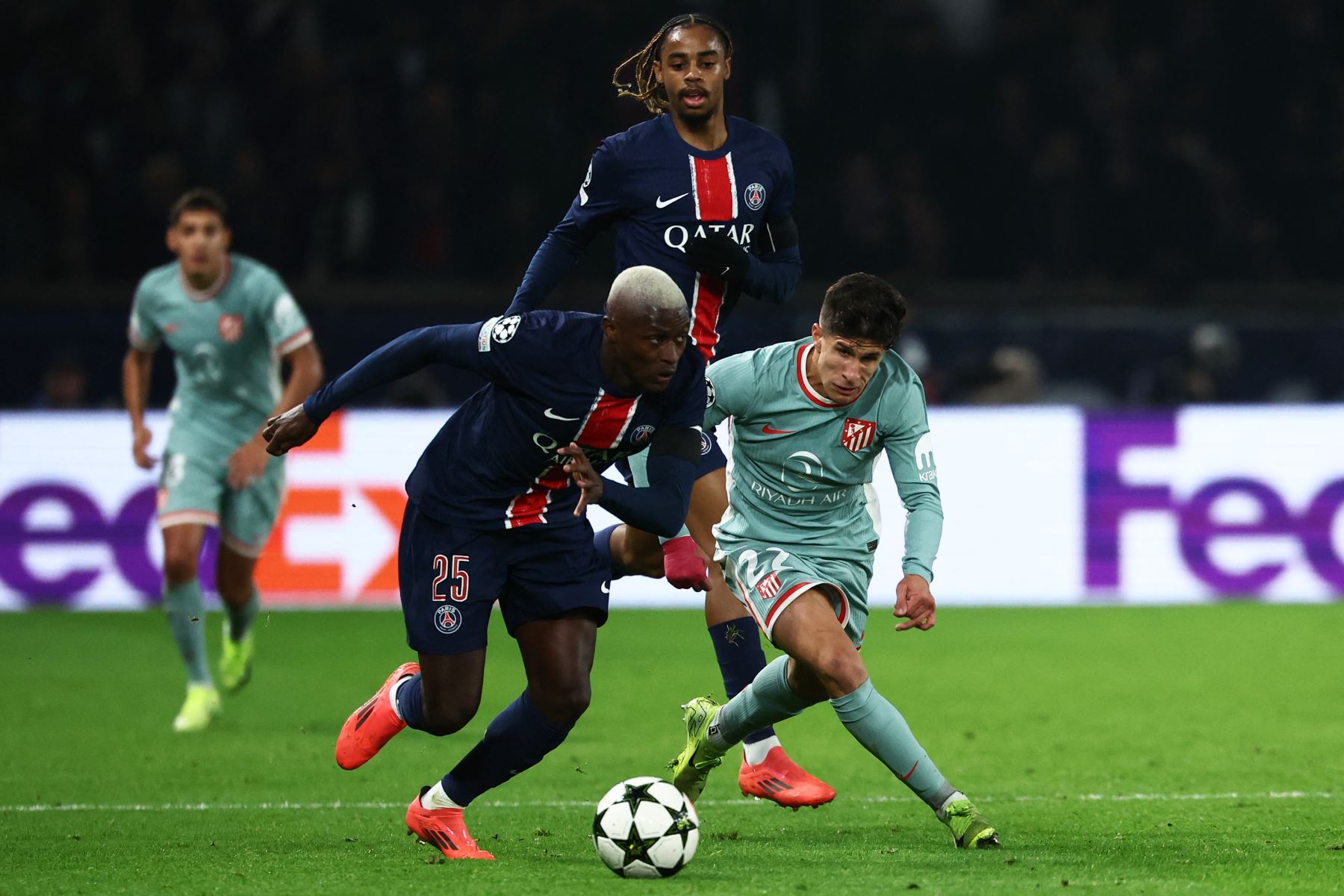 El defensor portugués del Paris Saint-Germain  Nuno Mendes lucha por el balón con el delantero argentino del Atlético de Madrid  Giuliano Simeone durante la Liga de Campeones de la UEFA, fase de liga - Jornada 4, partido de fútbol entre el Paris Saint-Germain (PSG) y el Atlético de Madrid. AFP