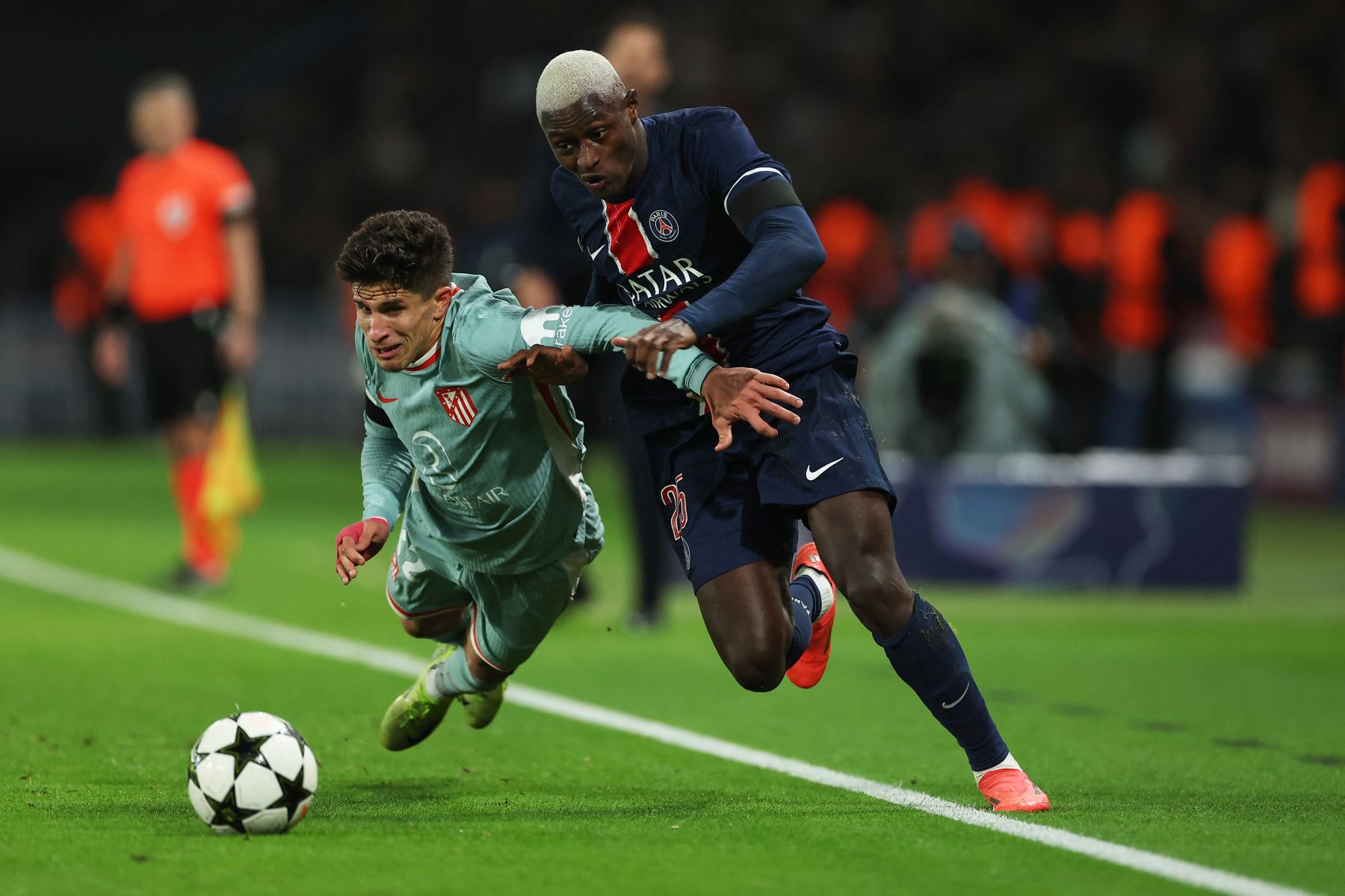 El delantero argentino del Atlético de Madrid Giuliano Simeone lucha por el balón con el defensor portugués del Paris Saint-Germain  Nuno Mendes durante la Liga de Campeones de la UEFA, fase de liga - Jornada 4, partido de fútbol entre el Paris Saint-Germain (PSG) y el Atlético Madrid. AFP