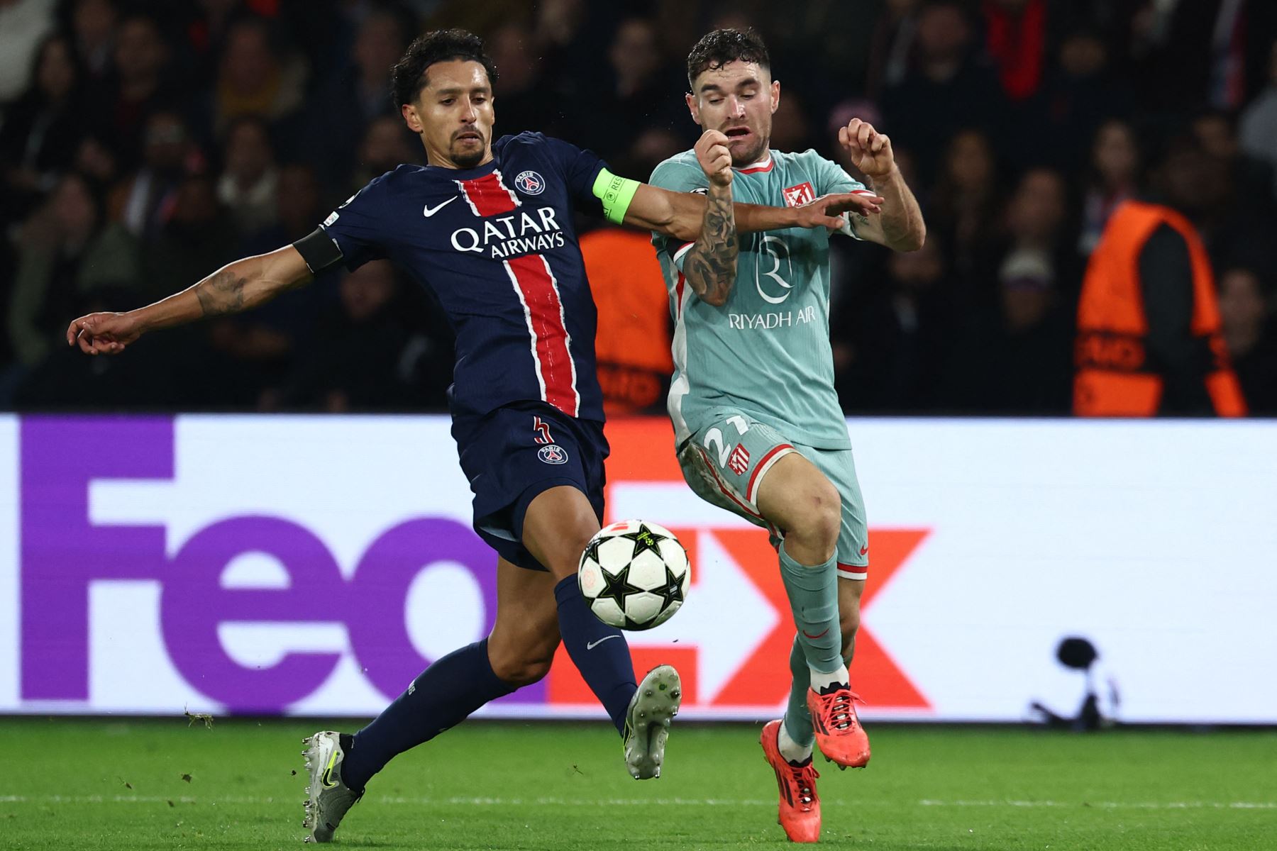 El defensor brasileño del Paris Saint-Germain  Marquinhos lucha por el balón con el defensor español del Atlético de Madrid  Javi Galán durante la Liga de Campeones de la UEFA, fase de liga - Jornada 4, partido de fútbol entre el Paris Saint-Germain (PSG) y el Atlético de Madrid. AFP