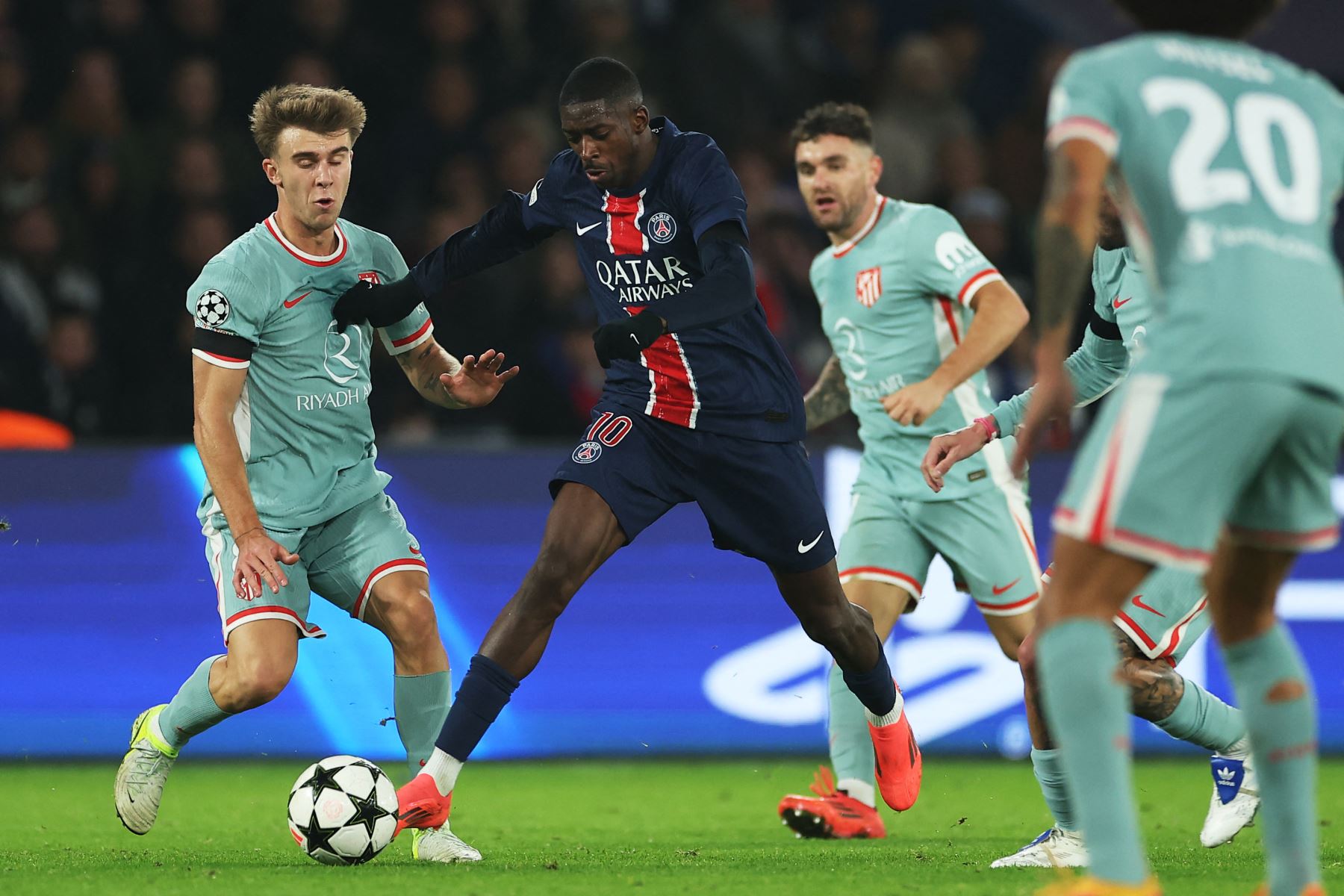 El delantero francés del Paris Saint-Germain Ousmane Dembele corre con el balón durante la fase de Liga de Campeones de la UEFA, jornada 4, partido de fútbol entre el Paris Saint-Germain (PSG) y el Atlético de Madrid. AFP