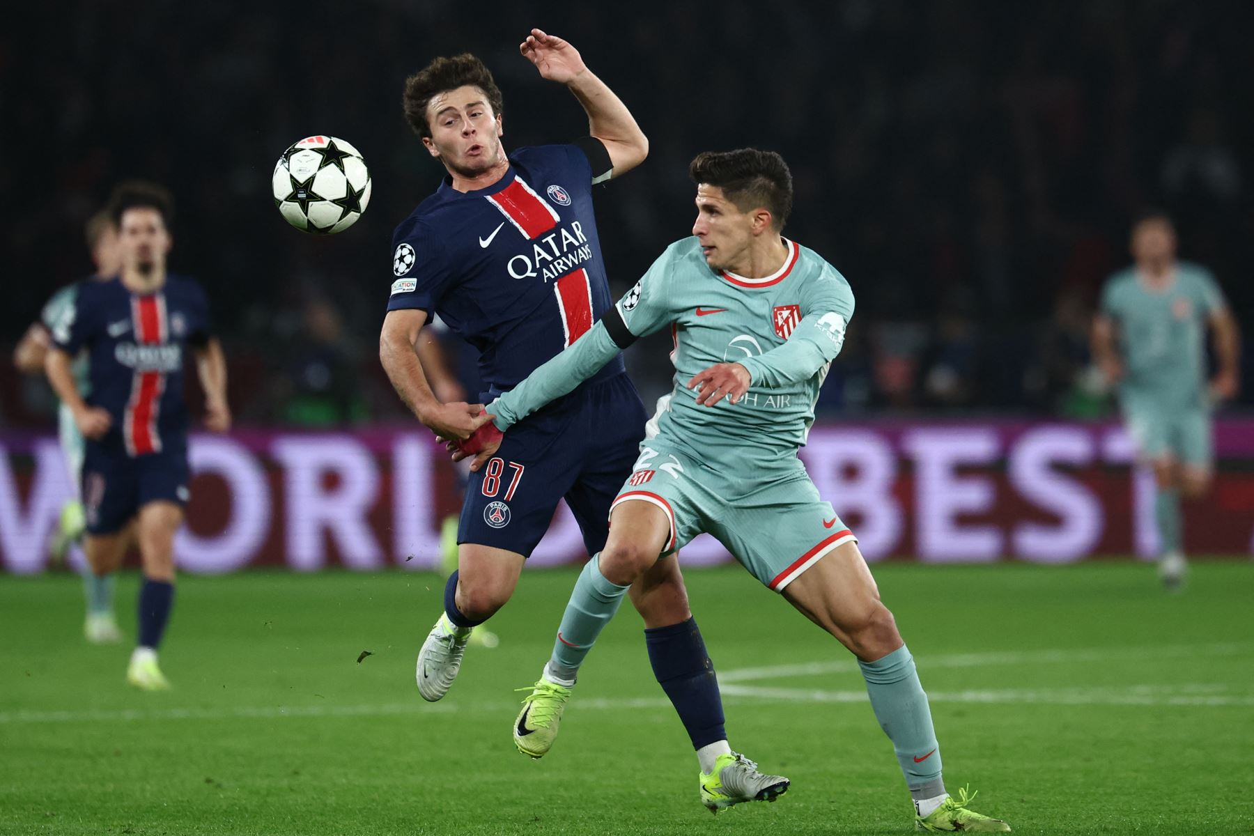 El centrocampista portugués del Paris Saint-Germain  Joao Pedro Goncalves Neves lucha por el balón con el delantero argentino del Atlético de Madrid  Giuliano Simeone durante la Liga de Campeones de la UEFA, fase de liga - Jornada 4, partido de fútbol entre el Paris Saint-Germain (PSG) y el Atlético de Madrid. AFP