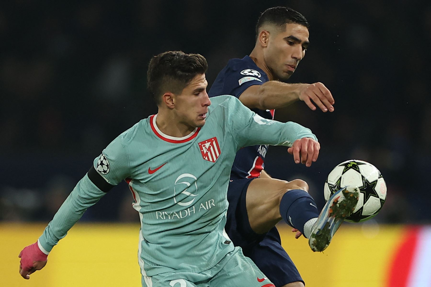 El centrocampista marroquí del Paris Saint-Germain Achraf Hakimi  lucha por el balón con el delantero argentino del Atlético de Madrid  Giuliano Simeone durante la fase de liga de la Liga de Campeones de la UEFA - Jornada 4, partido de fútbol entre el Paris Saint-Germain (PSG) y el Atlético Madrid. AFP