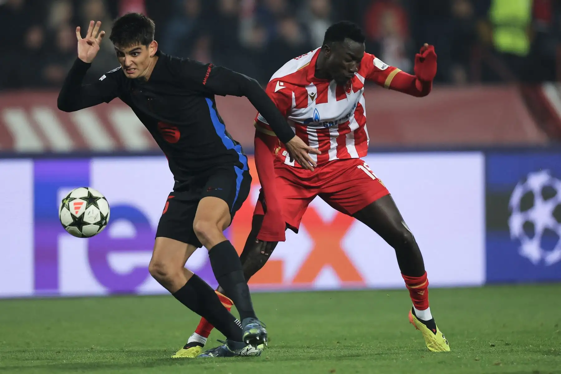 El defensor español de Barcelona  Gerard Martin lucha por el balón con el delantero congoleño de Crvena Zvezda Beograd  Silas Katompa Mvumpa durante la fase de liga de la Liga de Campeones de la UEFA - Jornada 4 del partido de fútbol entre Crvena Zvezda Beograd y el FC Barcelona. AFP