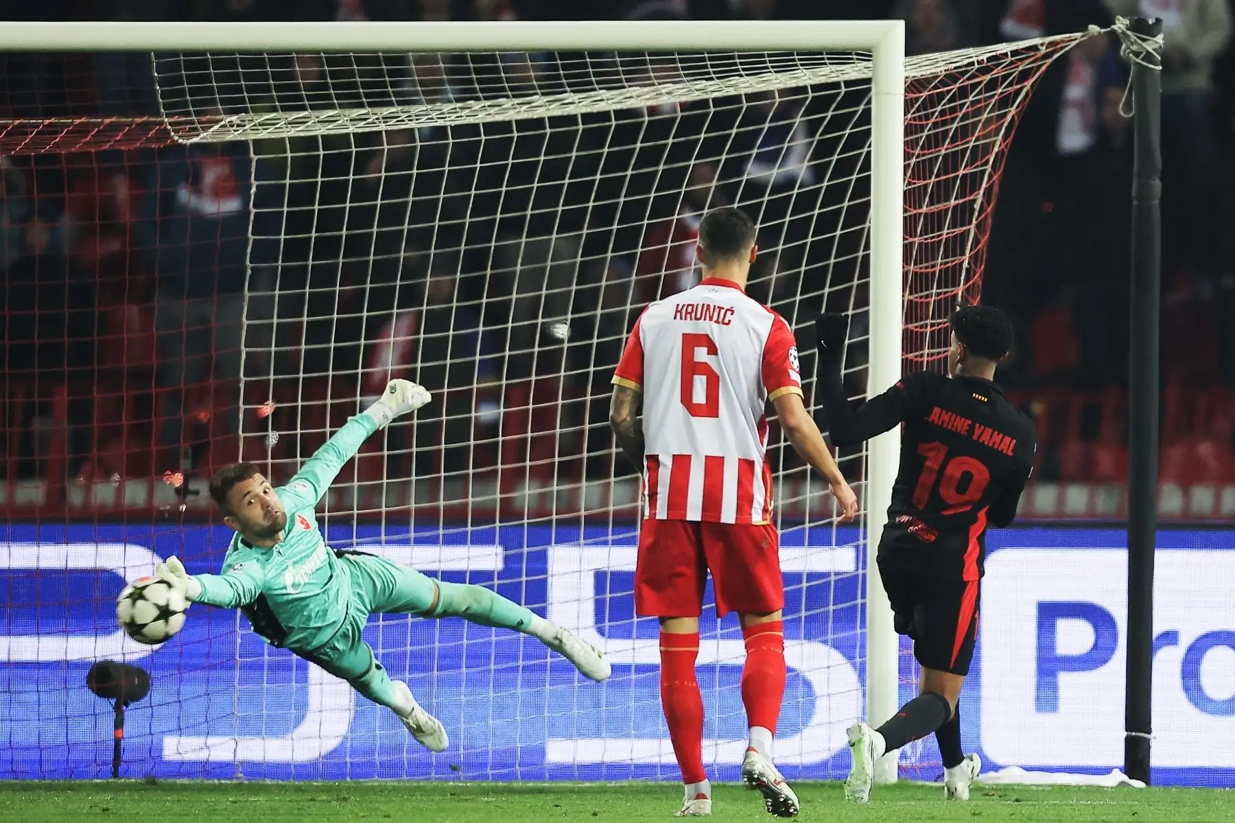 El portero serbio  Marko Ilic del Crvena Zvezda Beograd se zambulle para ahorrar durante la fase de liga de la Liga de Campeones de la UEFA - Jornada 4 del partido de fútbol entre el Crvena Zvezda Beograd y el FC Barcelona