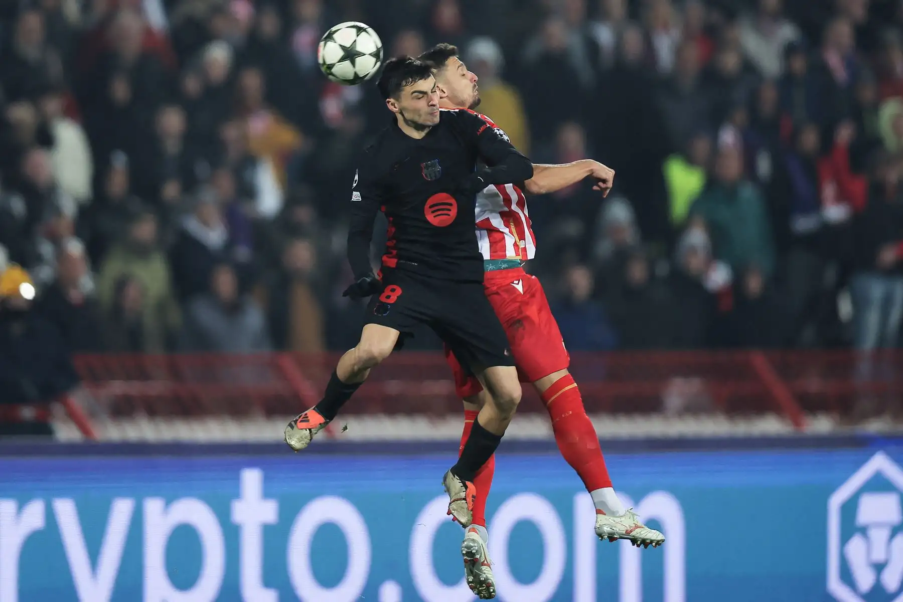 El centrocampista español del Barcelona  Pedri  y el centrocampista bosnio del Crvena Zvezda Beograd  Rade Krunic saltan al balón durante la fase de liga de la Liga de Campeones de la UEFA - Jornada 4 del partido de fútbol entre el Crvena Zvezda Beograd y el FC Barcelona