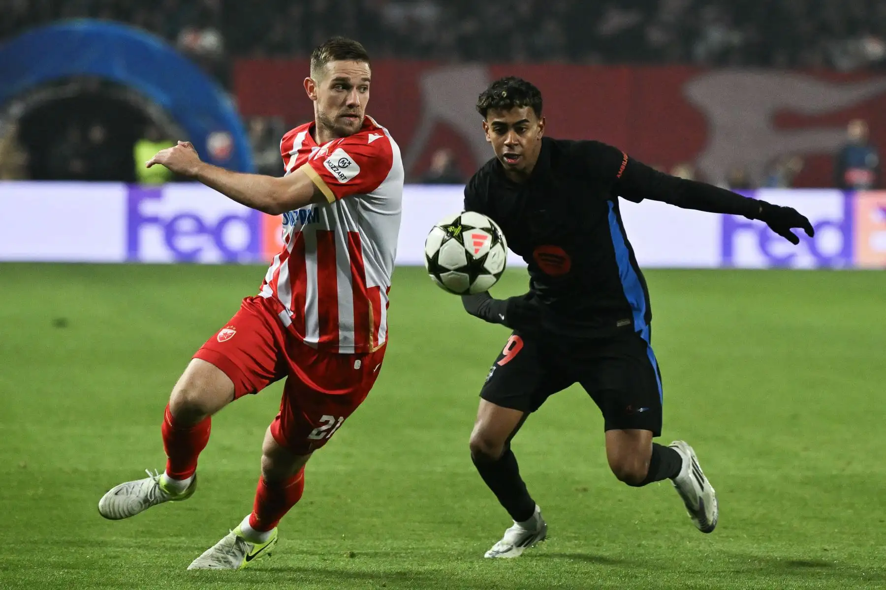 El delantero español del Barcelona Lamine Yamal lucha por el balón con el centrocampista esloveno del Crvena Zvezda Beograd Timi Elsnik durante la fase de liga de la Liga de Campeones de la UEFA - Jornada 4 del partido de fútbol entre el Crvena Zvezda Beograd y el FC Barcelona.nFoto: AFP