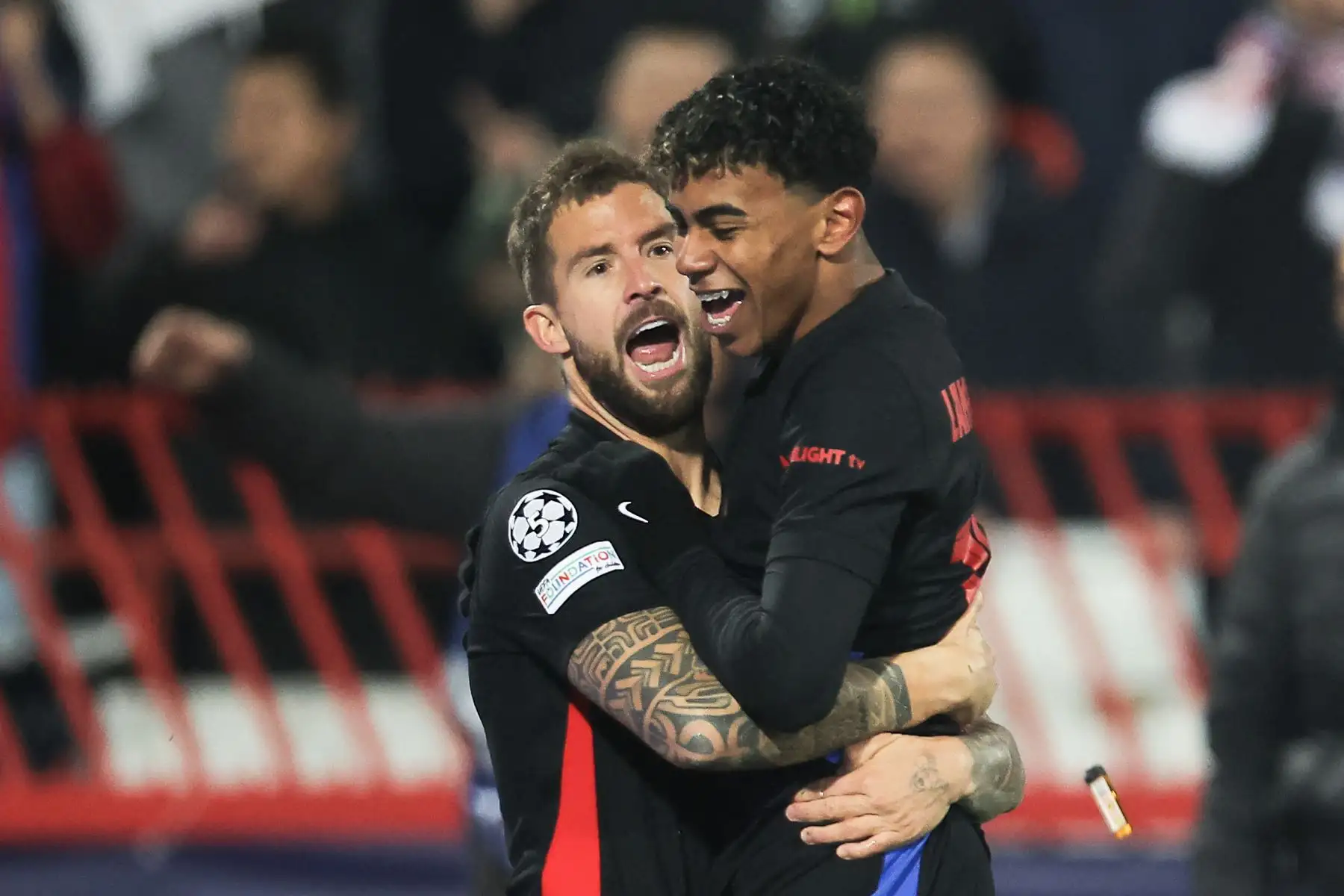 El defensor español de Barcelona  Iñigo Martínez Berridi celebra tras marcar un gol con el delantero español de Barcelona #19 Lamine Yamal durante la fase de liga de la Liga de Campeones de la UEFA - Jornada 4 del partido de fútbol entre Crvena Zvezda Beograd y el FC Barcelona. AFP