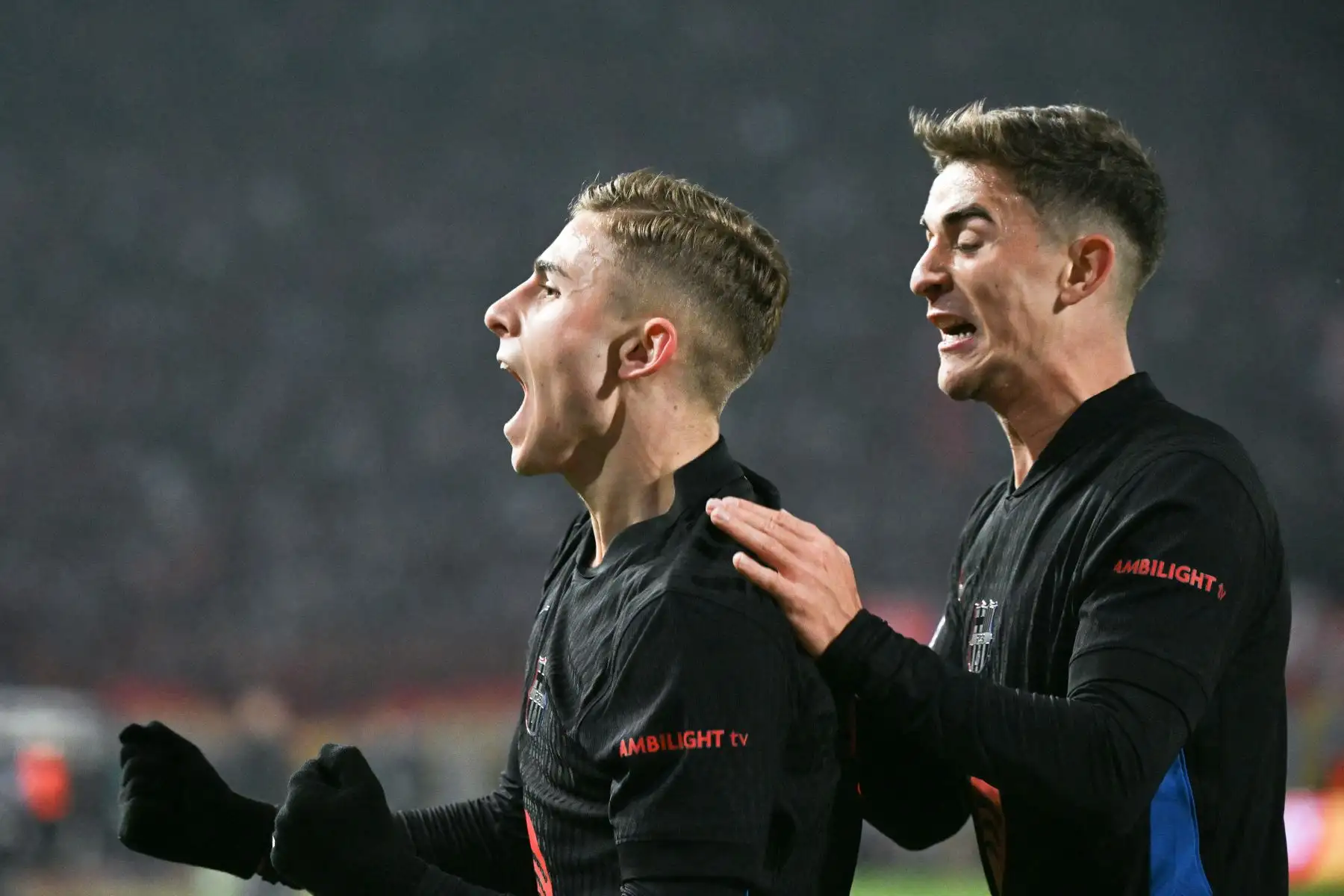 El centrocampista español de Barcelona Fermín López celebra con el centrocampista español de Barcelona  Pablo Gavi después de marcar un gol durante la fase de liga de la Liga de Campeones de la UEFA - Jornada 4 del partido de fútbol entre Crvena Zvezda Beograd y FC Barcelona. AFP