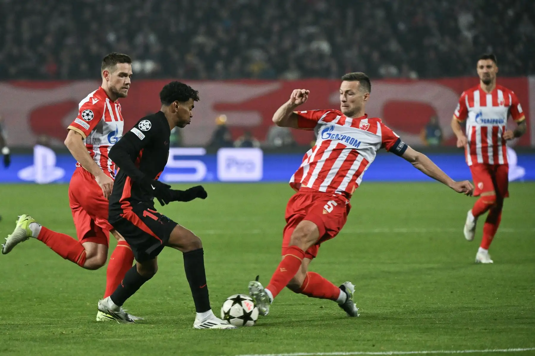 El delantero español de Barcelona Lamine Yamal  lucha por el balón con el defensor serbio de Crvena Zvezda Beograd Uros Spajic  durante la Liga de Campeones de la UEFA, fase de liga - Jornada 4 del partido de fútbol entre Crvena Zvezda Beograd y el FC Barcelona. AFP