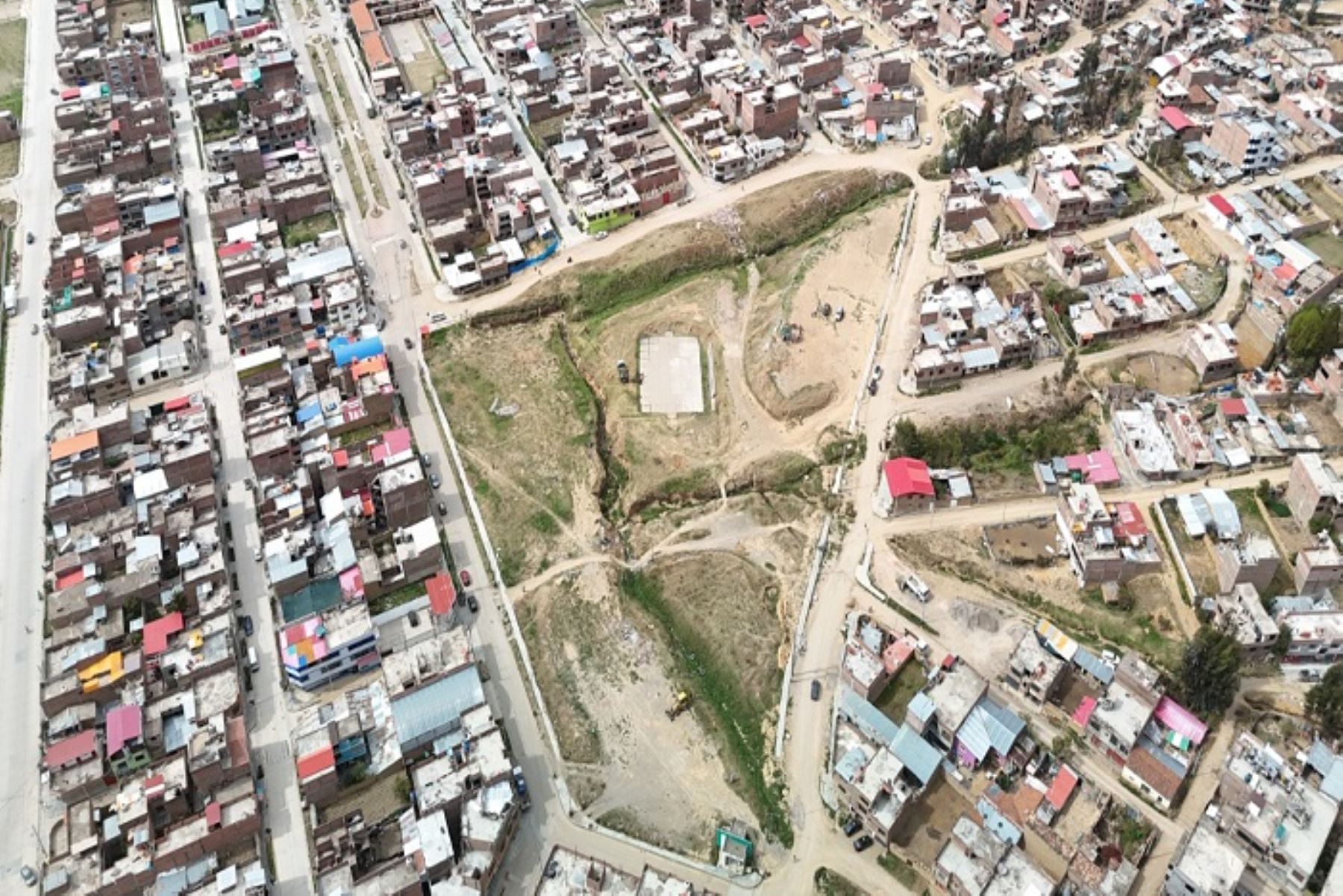 El alcalde de Huancayo entregó el terreno al representante de la empresa High Constructions SAC para construir el Parque Bicentenario.