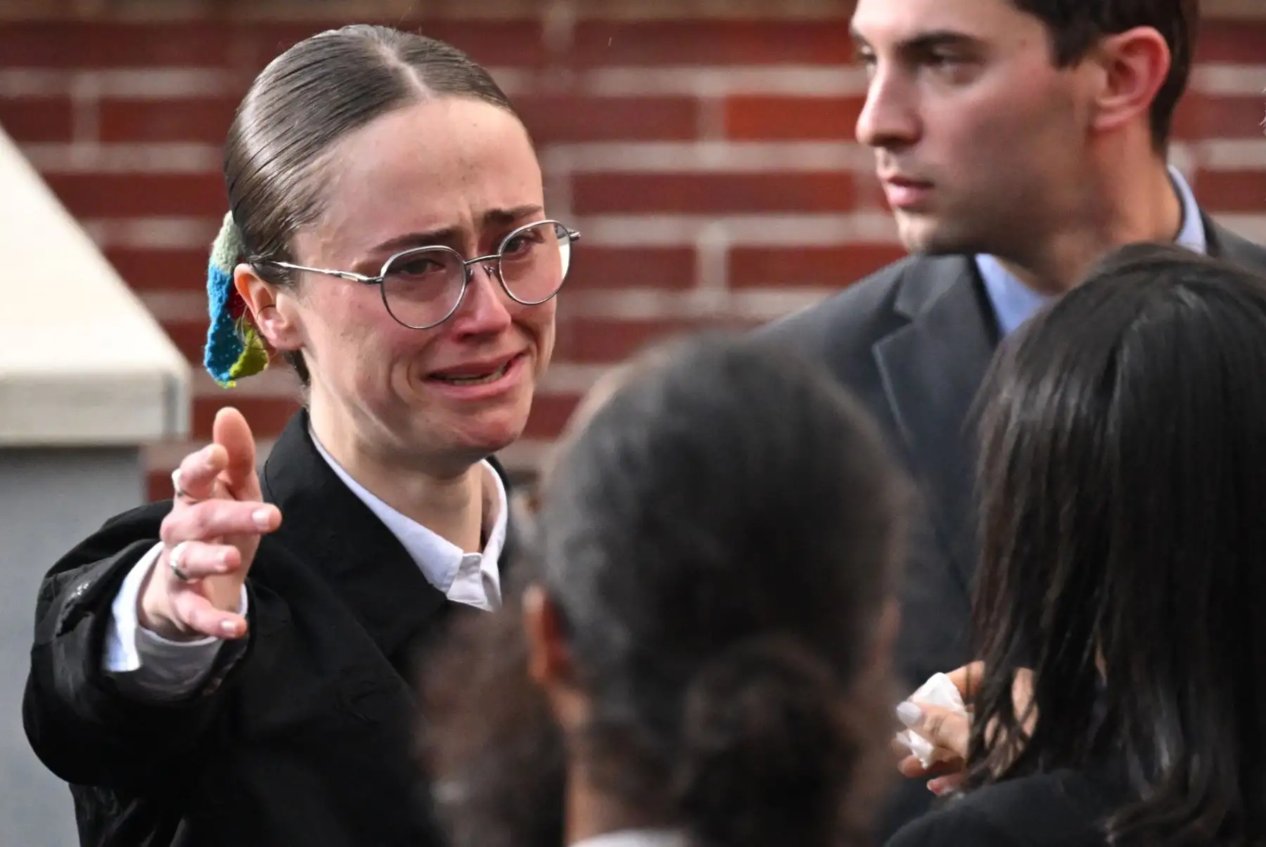 Ella Emhoff se emociona cuando se acerca para abrazar a alguien después de que la candidata presidencial demócrata a la vicepresidenta de Estados Unidos, Kamala Harris, hablara en la Universidad Howard en Washington, DC. Foto: AFP