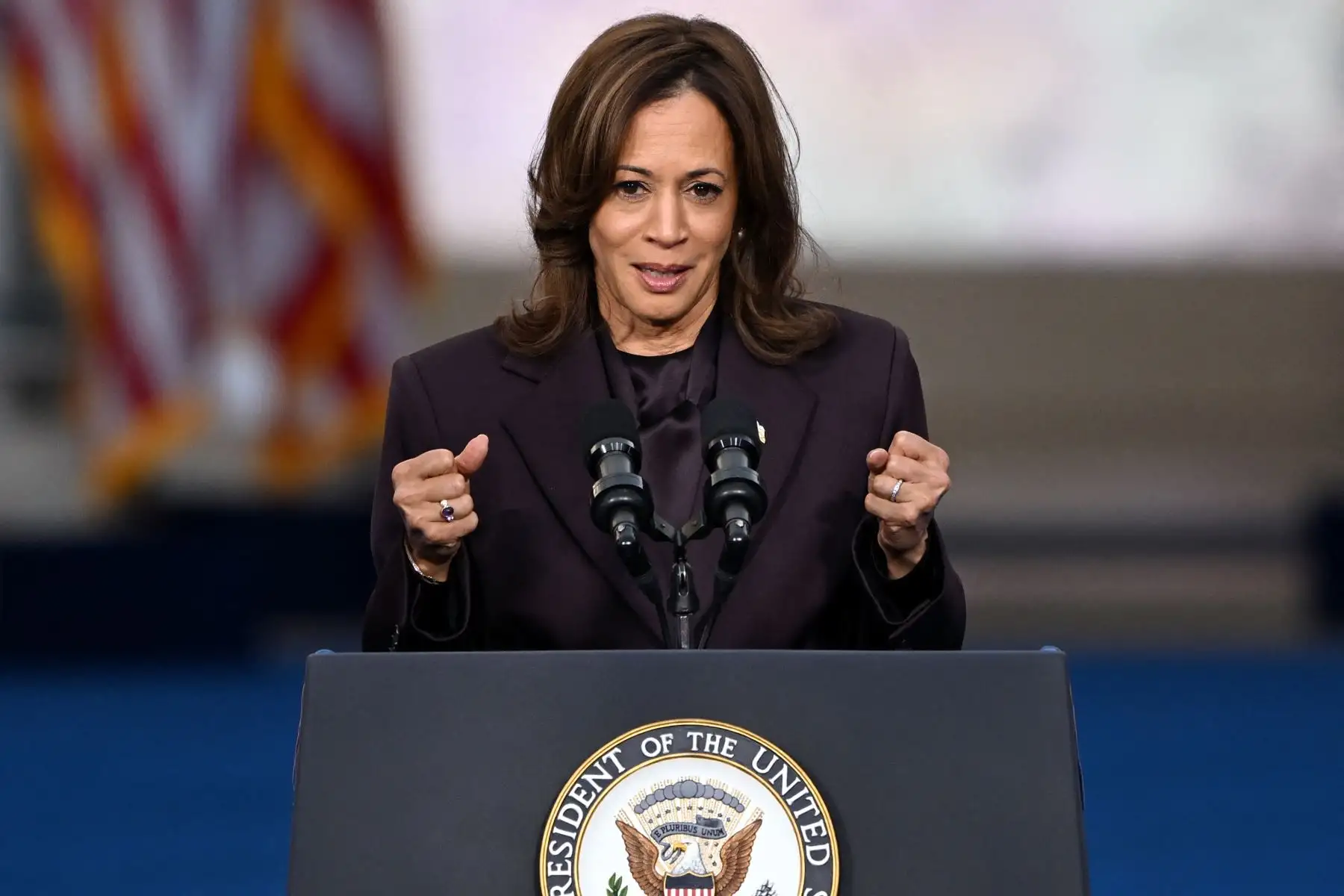 Kamala Harris, candidata presidencial demócrata de EE.UU., hace gestos mientras habla en la Universidad Howard en Washington, DC. AFP