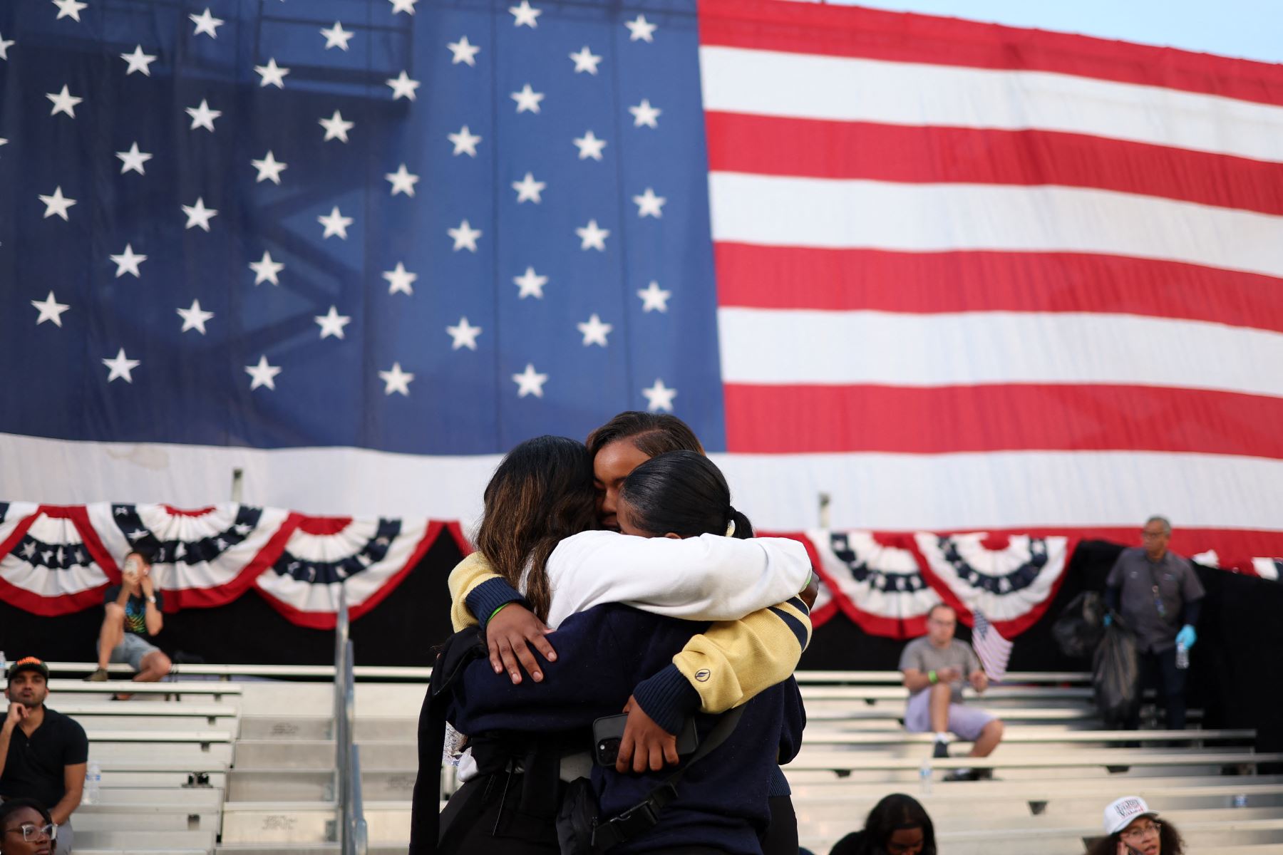 Sus partidarios se abrazan tras el discurso del candidato presidencial demócrata Kamala Harris, vicepresidente estadounidense, en la Universidad Howard en Washington, DC. AFP