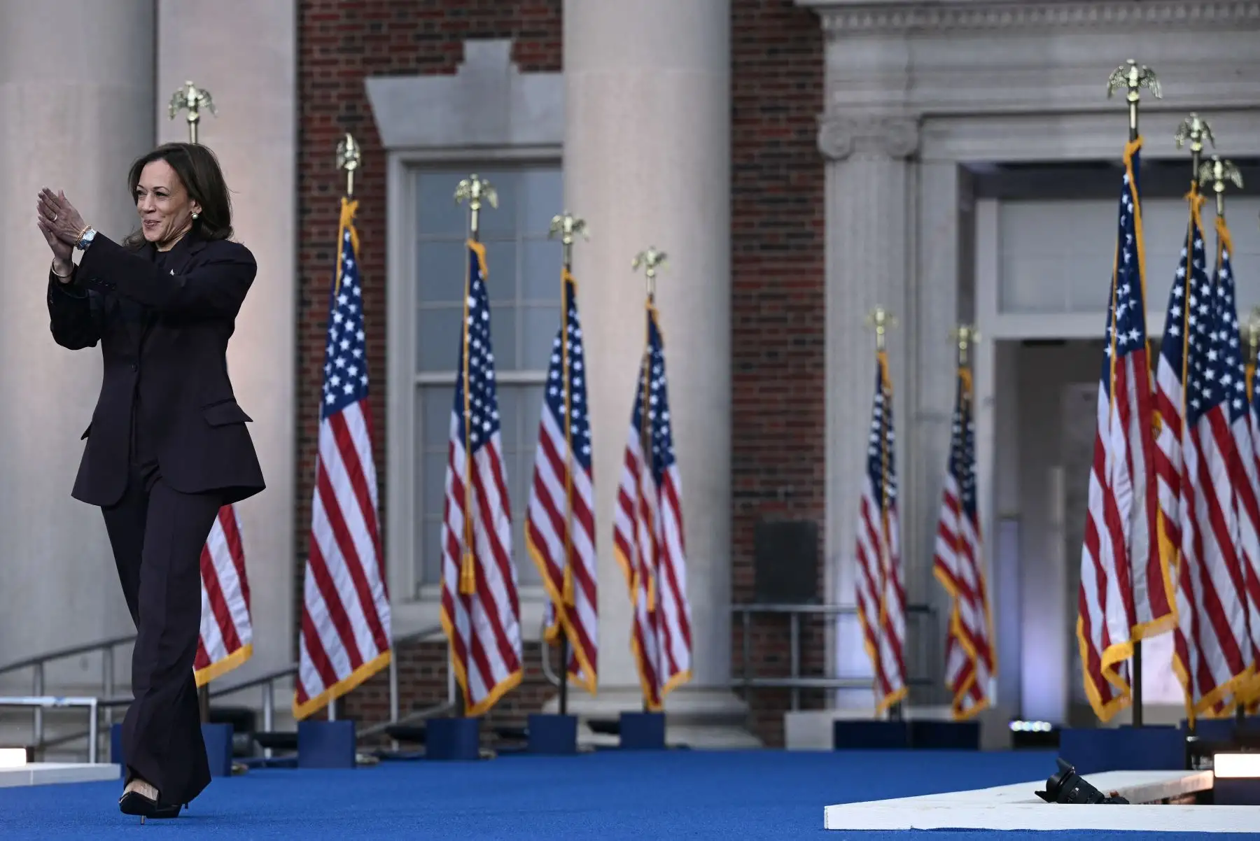 La vicepresidenta estadounidense Kamala Harris llega para hablar en la Universidad Howard en Washington, DC. AFP