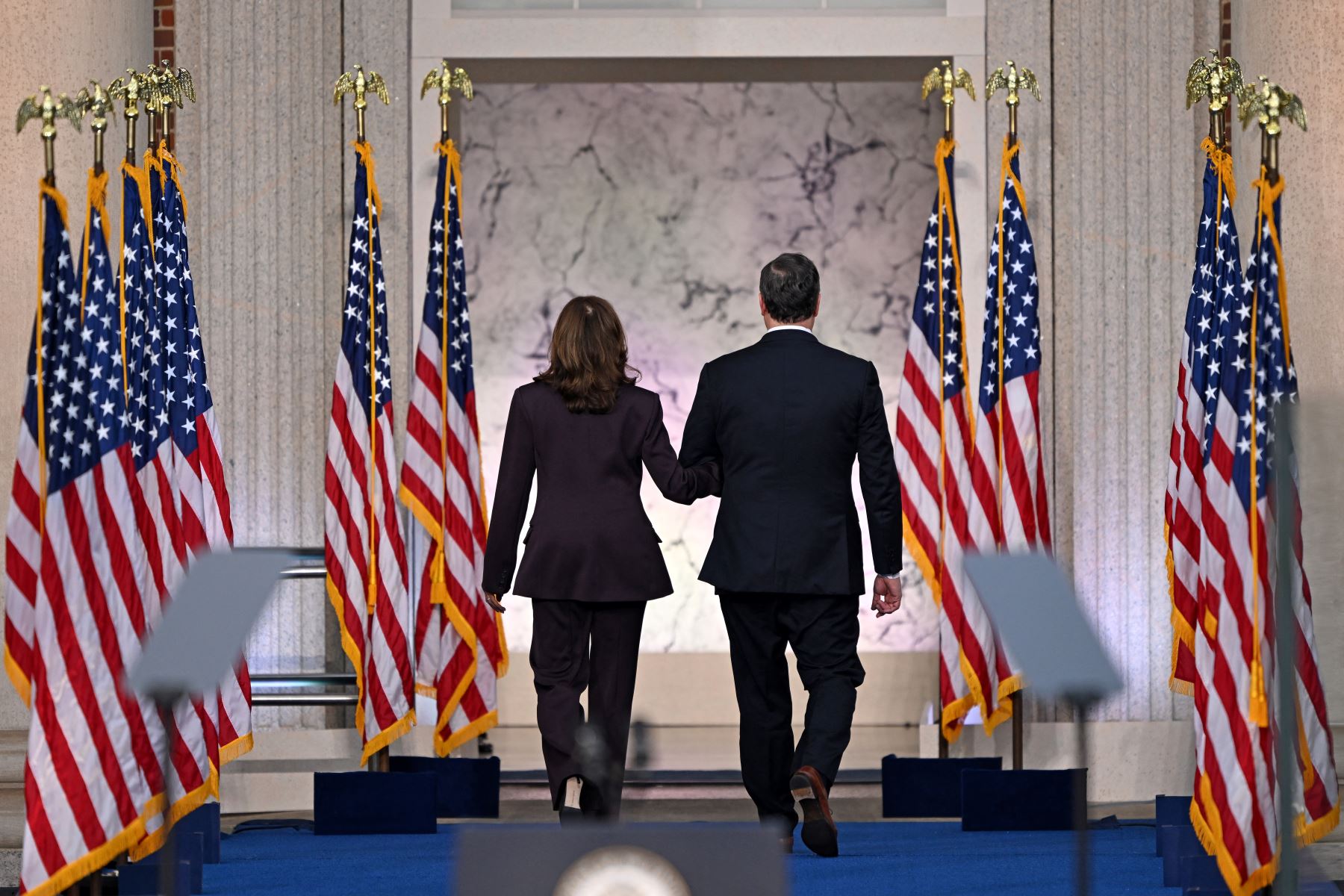 La candidata presidencial demócrata a la vicepresidenta de los Estados Unidos, Kamala Harris, y su esposo, el segundo caballero Doug Emhoff, se van después de que ella pronunció su discurso de concesión en la Universidad Howard en Washington, DC. AFP