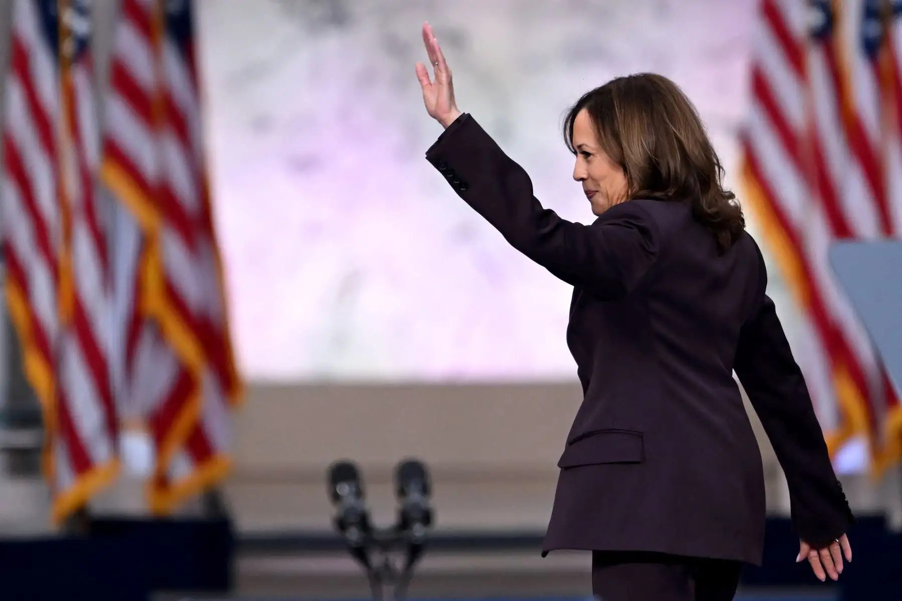 La candidata presidencial demócrata a la vicepresidenta de los Estados Unidos, Kamala Harris, saluda a sus seguidores mientras sale del escenario después de hablar en la Universidad Howard en Washington, DC. AFP