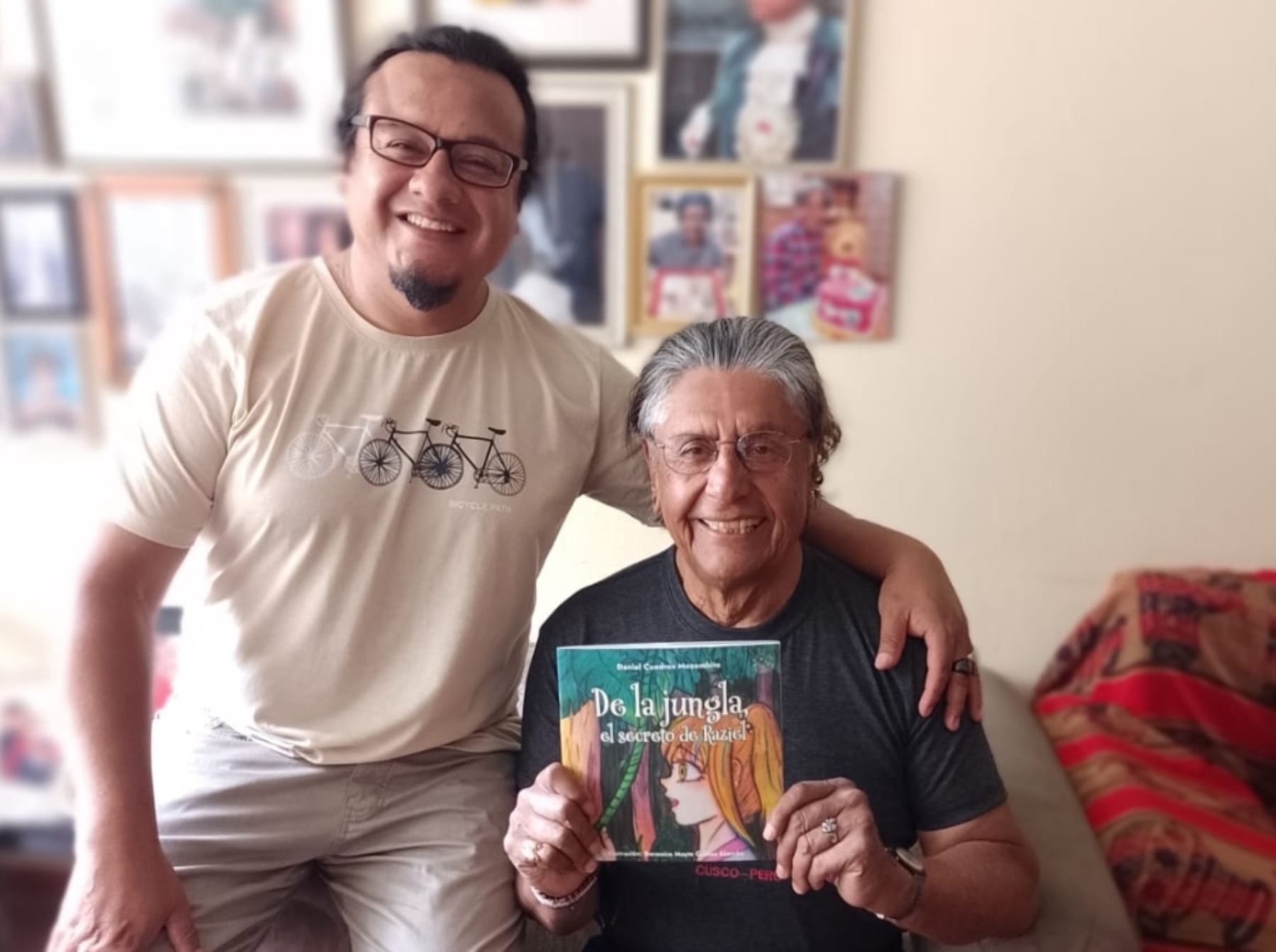 Daniel Cuadros Mozombite presenta su libro "De la jungla, el secreto de Raziel”.