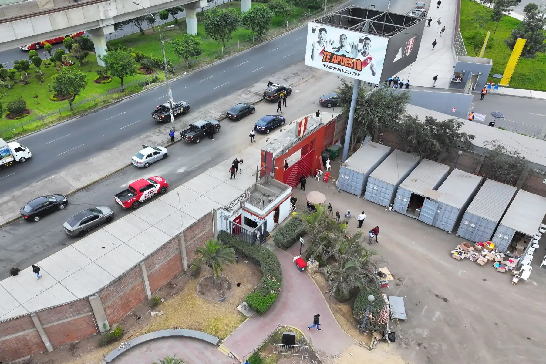 Personal de la Fiscalía y la Policía Nacional, allanan la sede de la Federación Peruana de Fútbol en San Luis.

Foto: ANDINA/Juan Carlos Guzmán Negrini