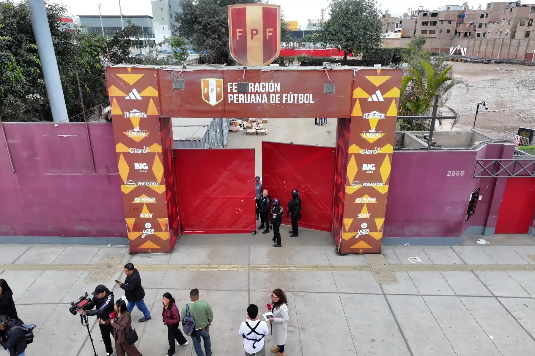 Personal de la Fiscalía y la Policía Nacional, allanan la sede de la Federación Peruana de Fútbol en San Luis.

Foto: ANDINA/Juan Carlos Guzmán Negrini