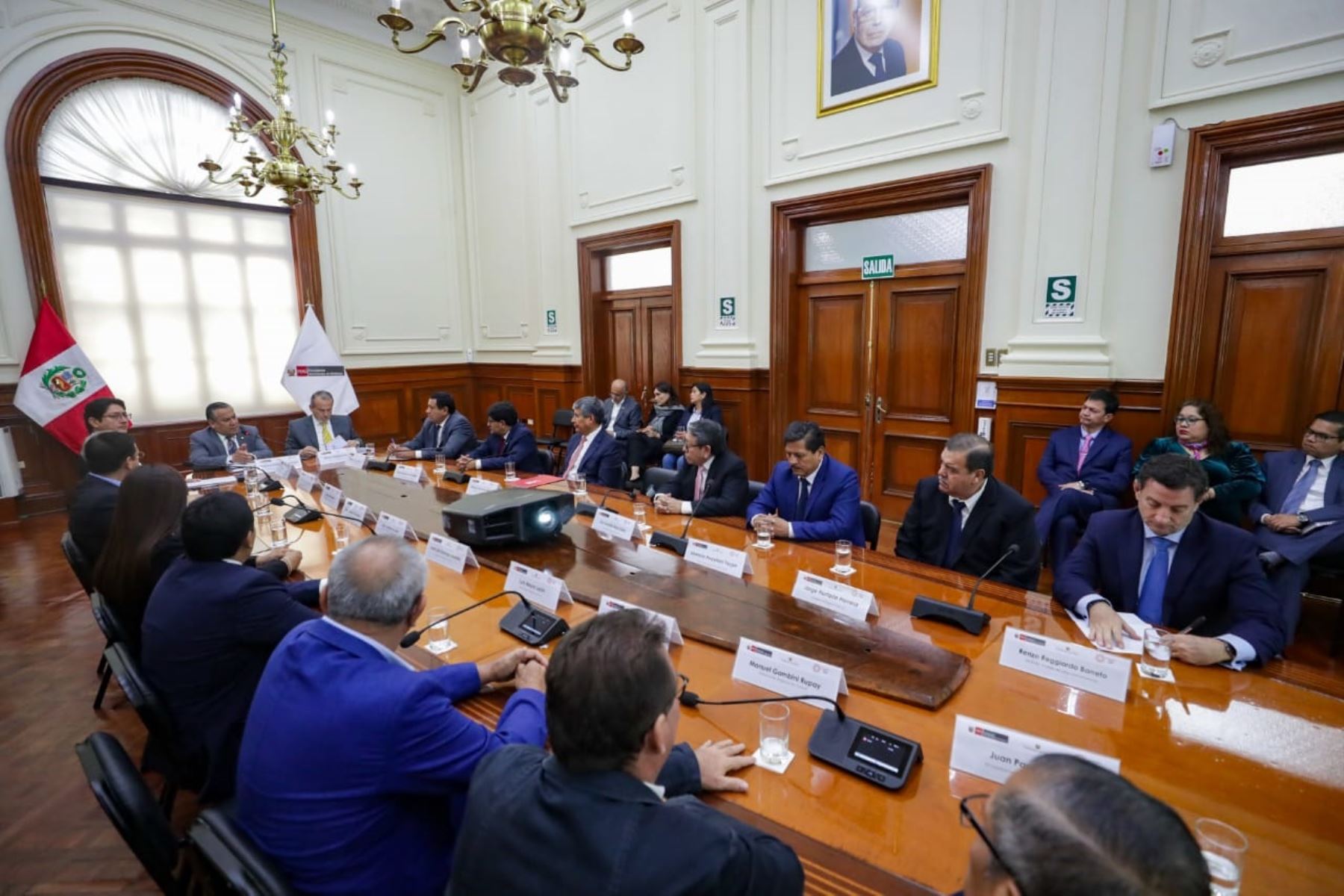 Presidente del Consejo de Ministros, Gustavo Adrianzén, se reúne con gobernadores regionales en el marco de APEC Perú 2024.