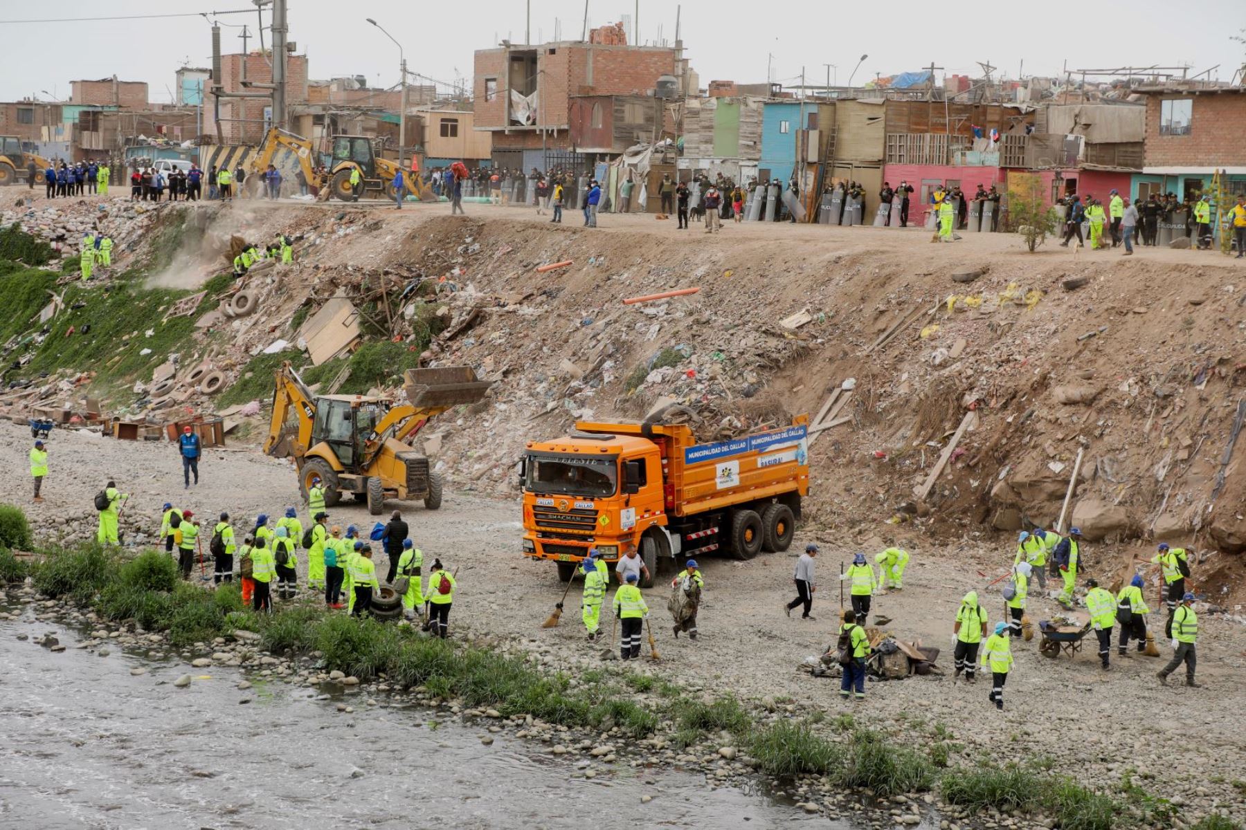 Municipalidad del  Callao, con apoyo de la Policía, recupera espacios públicos y limpia un sector de la avenida Morales Duárez, que había sido tomado por recicladores. Foto: municipalidad del Callao.