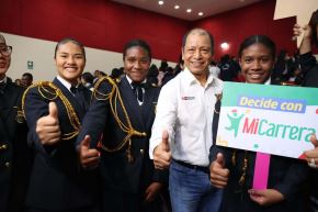 Ministro de Trabajo y Promoción del Empleo, Daniel Maurate Romero, se reunió con alumnas del colegio Santa Ana de Chincha Alta, región Ica para explicar el funcionamiento de la plataforma "Mi Carrera". ANDINA/Difusión