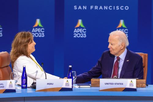 Presidenta, Dina Boluarte, recibe la presidencia pro tempore del foro APEC para el 2024 de parte del presidente estadounidense, Joe Biden.ANDINA/Prensa Presidencia