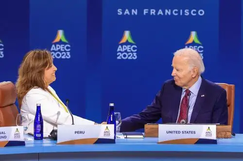Presidenta, Dina Boluarte, recibe la presidencia pro tempore del foro APEC para el 2024 de parte del presidente estadounidense, Joe Biden.ANDINA/Prensa Presidencia