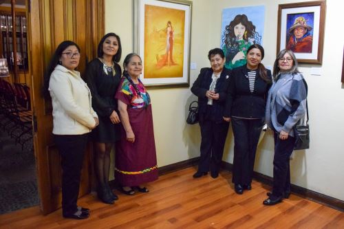 El colectivo Pintoras Perú inauguró exposición en la Casa Basadre de Tacna en homenaje a la lucha de la mujer tacneña durante el cautiverio. ANDINA/Difusión