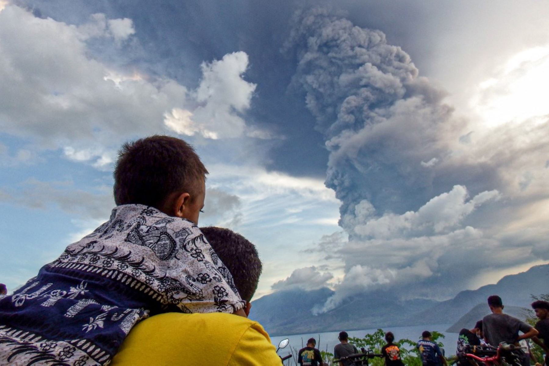 Los residentes observan la erupción del volcán desde la aldea de Eputobi en Titihena, Nusa Tenggara Oriental. Foto: AFP