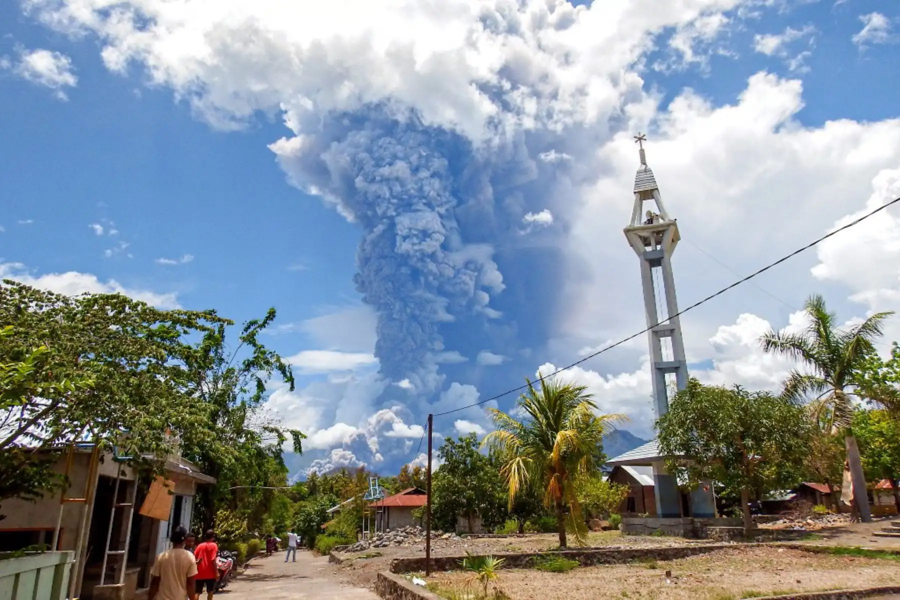 El Monte Lewotobi Laki-Laki, un volcán de 1.703 metros en la turística isla de Flores, ha entrado en erupción más de una docena de veces esta semana, matando a nueve personas después de su erupción inicial el lunes. Foto: AFP