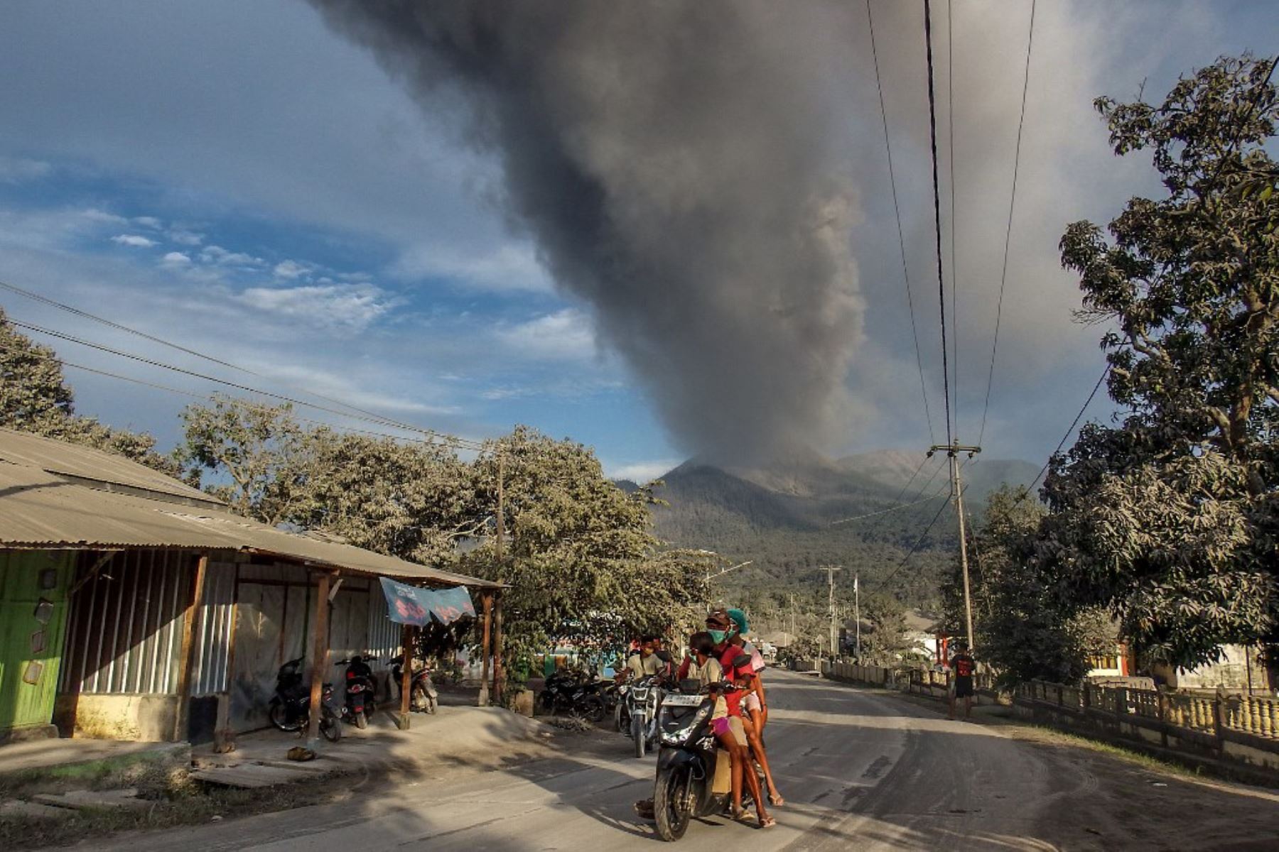 El Monte Lewotobi Laki-Laki, un volcán de 1.703 metros en la turística isla de Flores, ha entrado en erupción más de una docena de veces esta semana, matando a nueve personas después de su erupción inicial el lunes. Foto: AFP