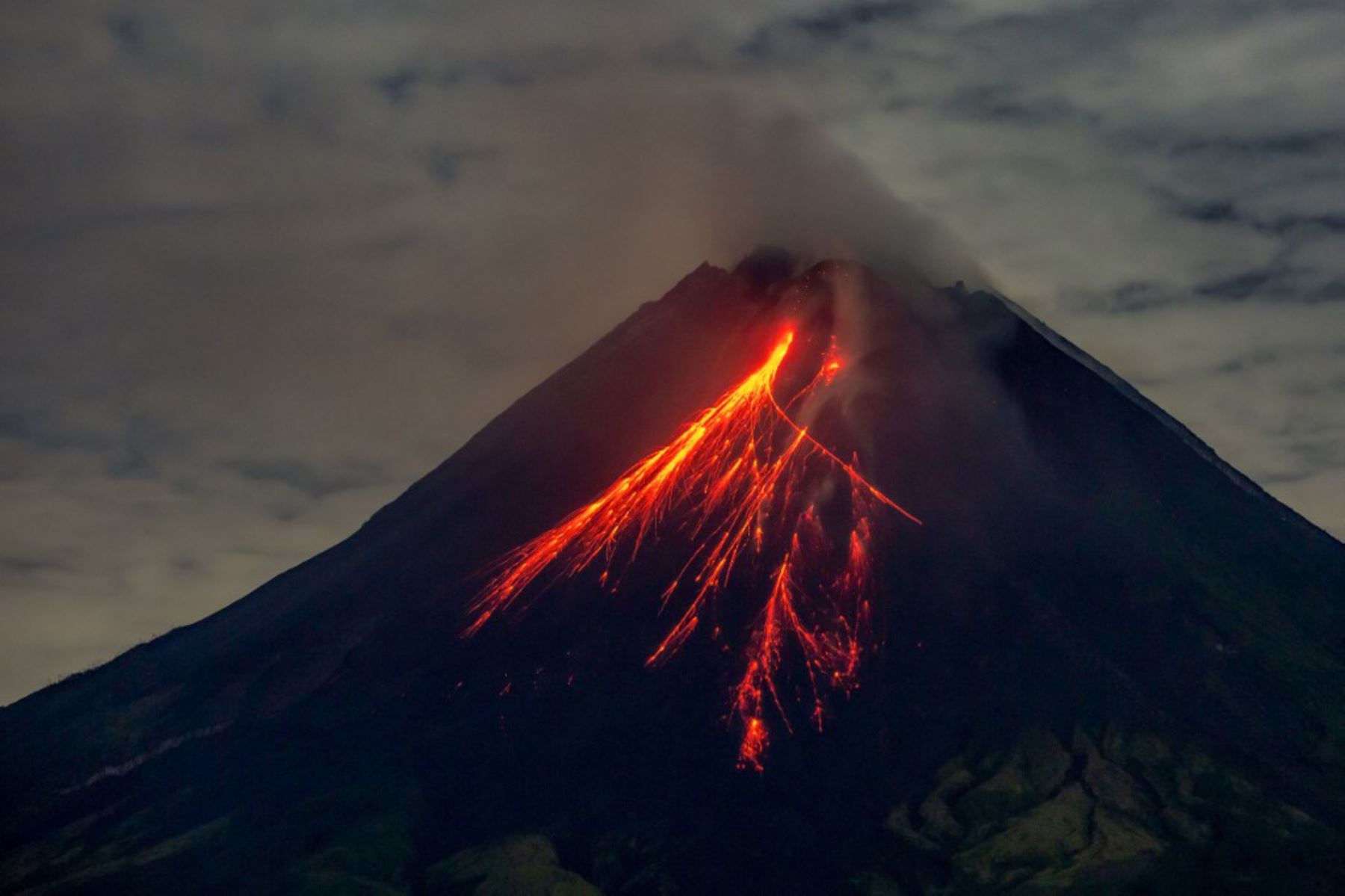 El Monte Lewotobi Laki-Laki, un volcán de 1.703 metros en la turística isla de Flores, ha entrado en erupción más de una docena de veces esta semana, matando a nueve personas después de su erupción inicial el lunes. Foto: AFP